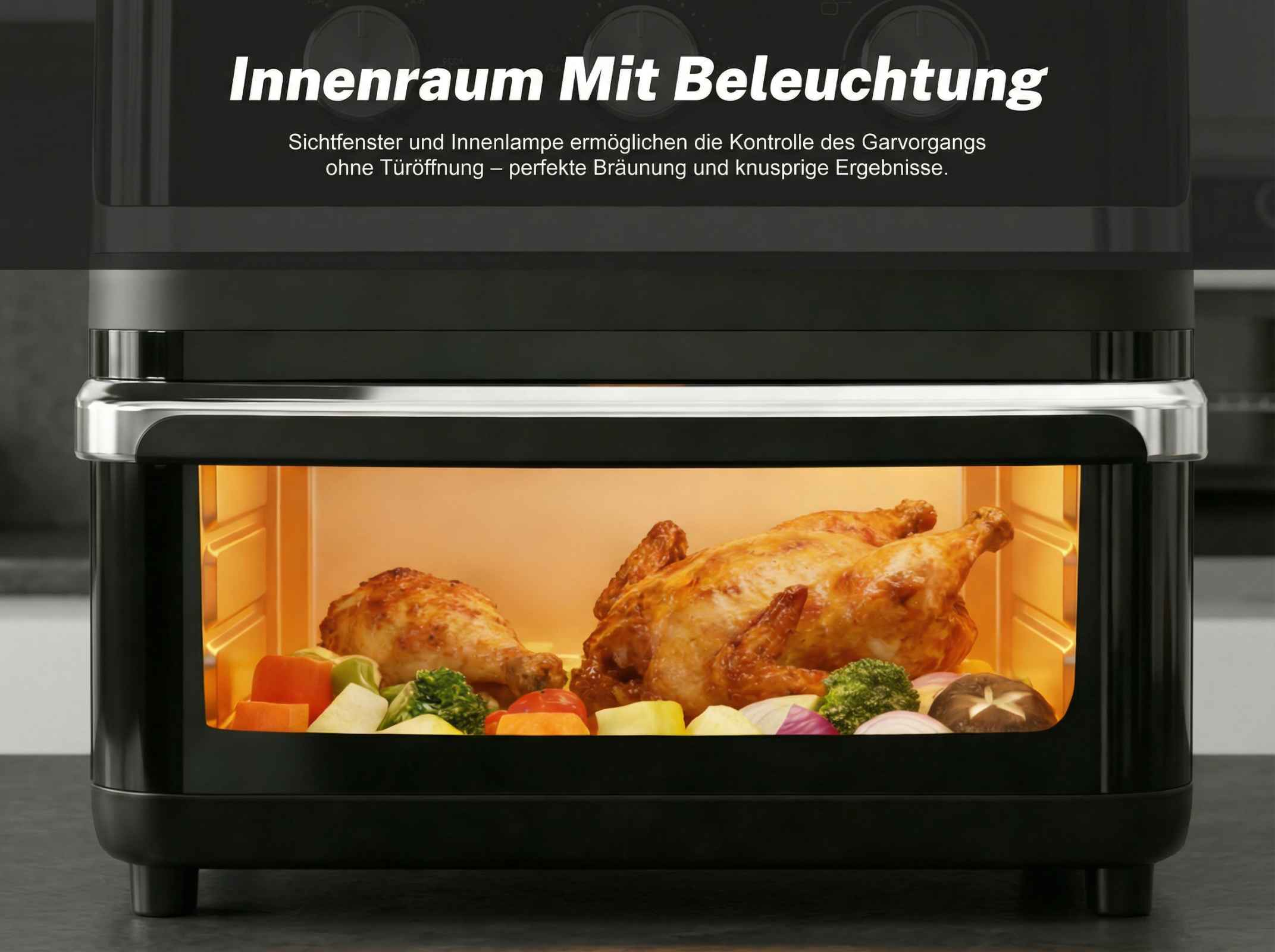 Zwei gebratene Hähnchen und Gemüse in einem beleuchteten Ofen.