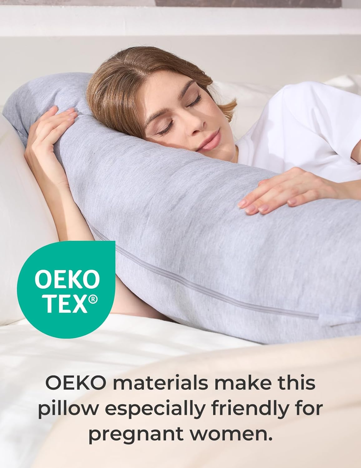 Une femme dort sur un oreiller gris. Logo OEKO TEX.