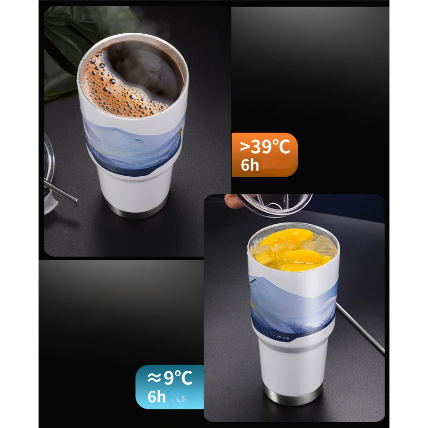 Weiße Becher mit Kaffee oder Eiswürfeln und Obst, die die Temperatur halten.