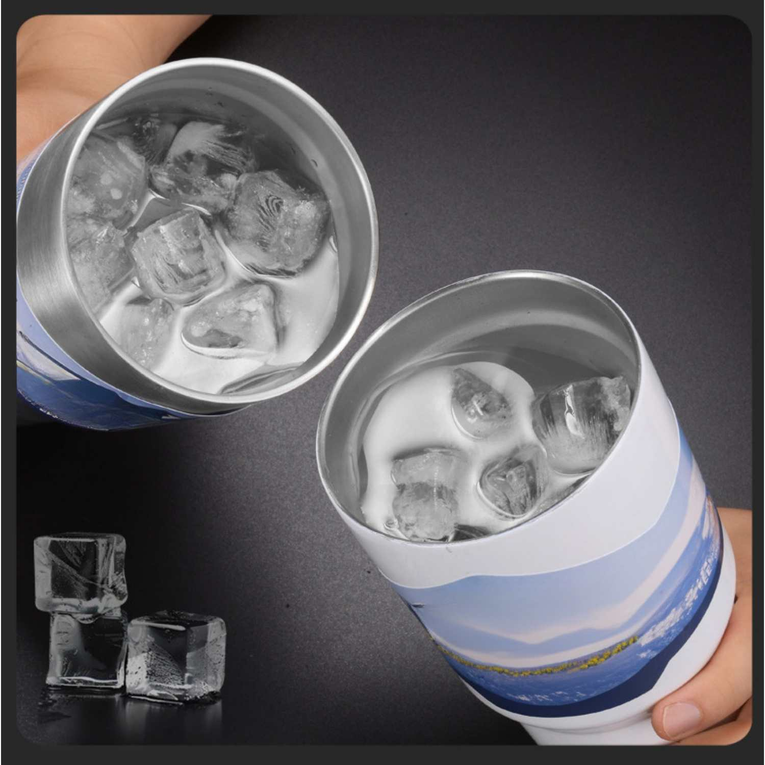 Zwei Becher mit Eiswürfeln und Wasser gefüllt, mit Landschaftsmotiv.
