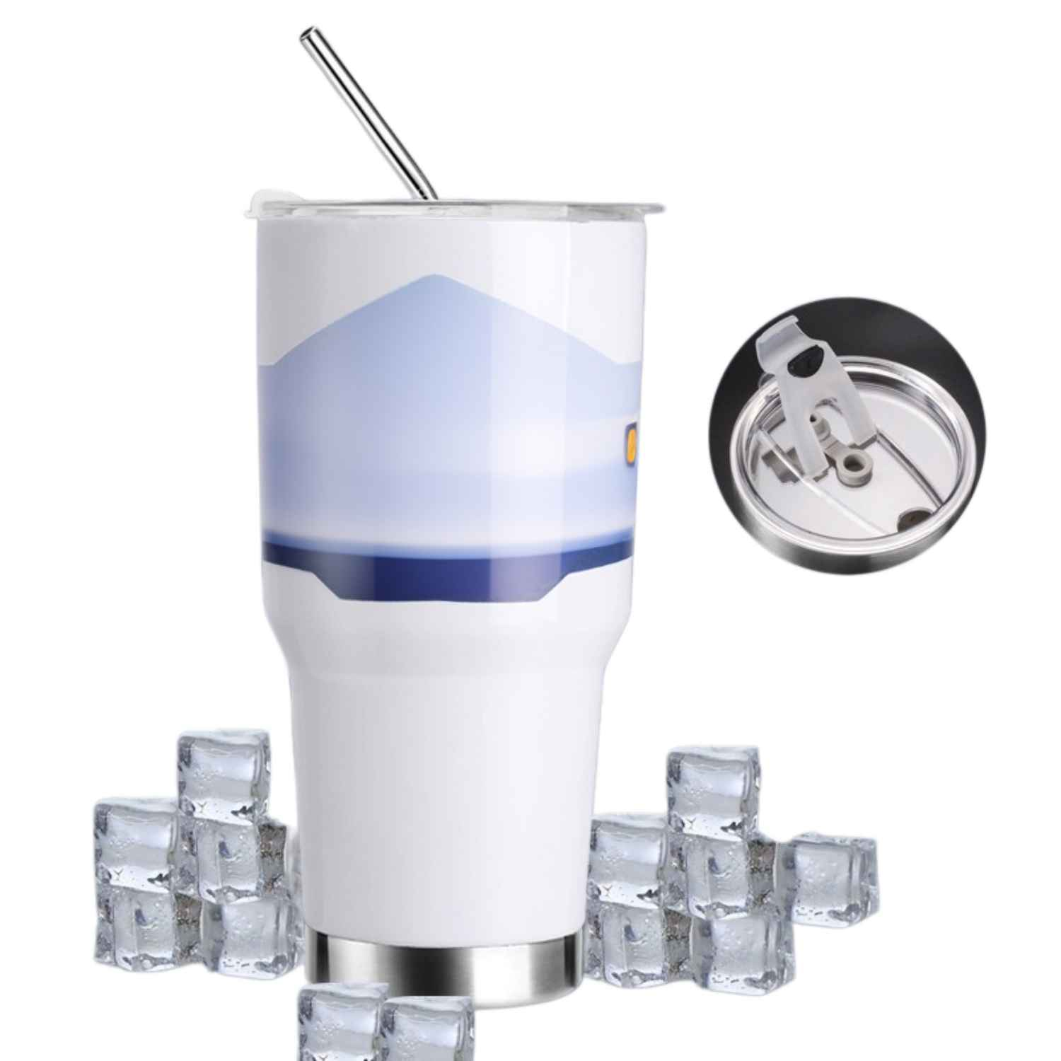 Ein weißer Becher mit Strohhalm und Eiswürfeln, Nahaufnahme des Deckels.