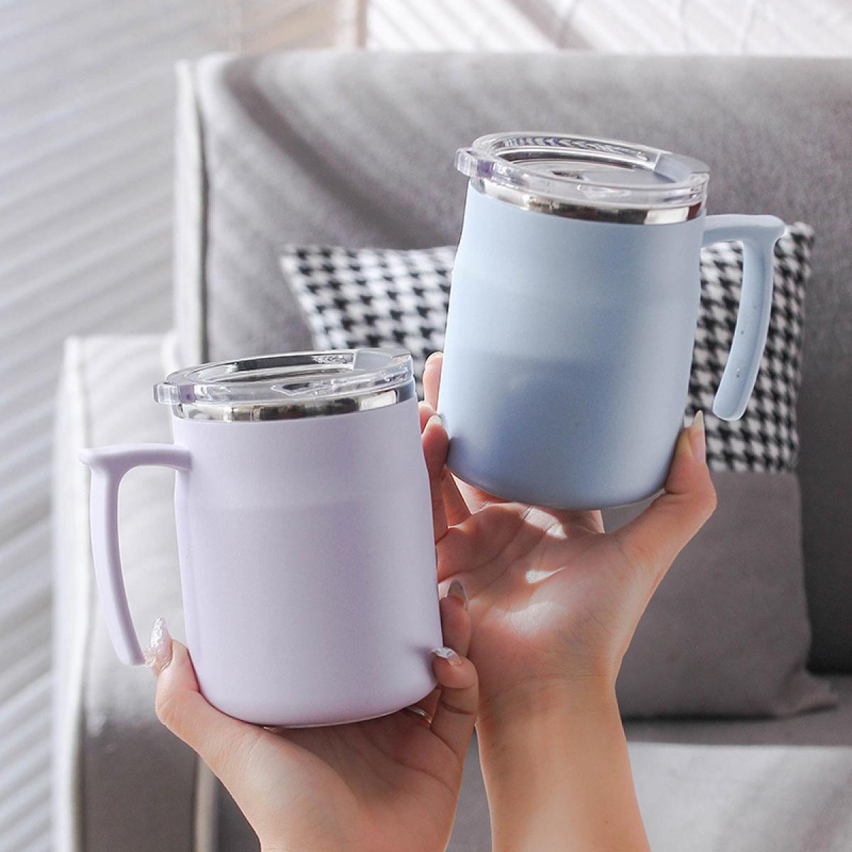 Zwei Becher mit Deckel, einer hellviolett, der andere hellblau, werden von Händen gehalten.