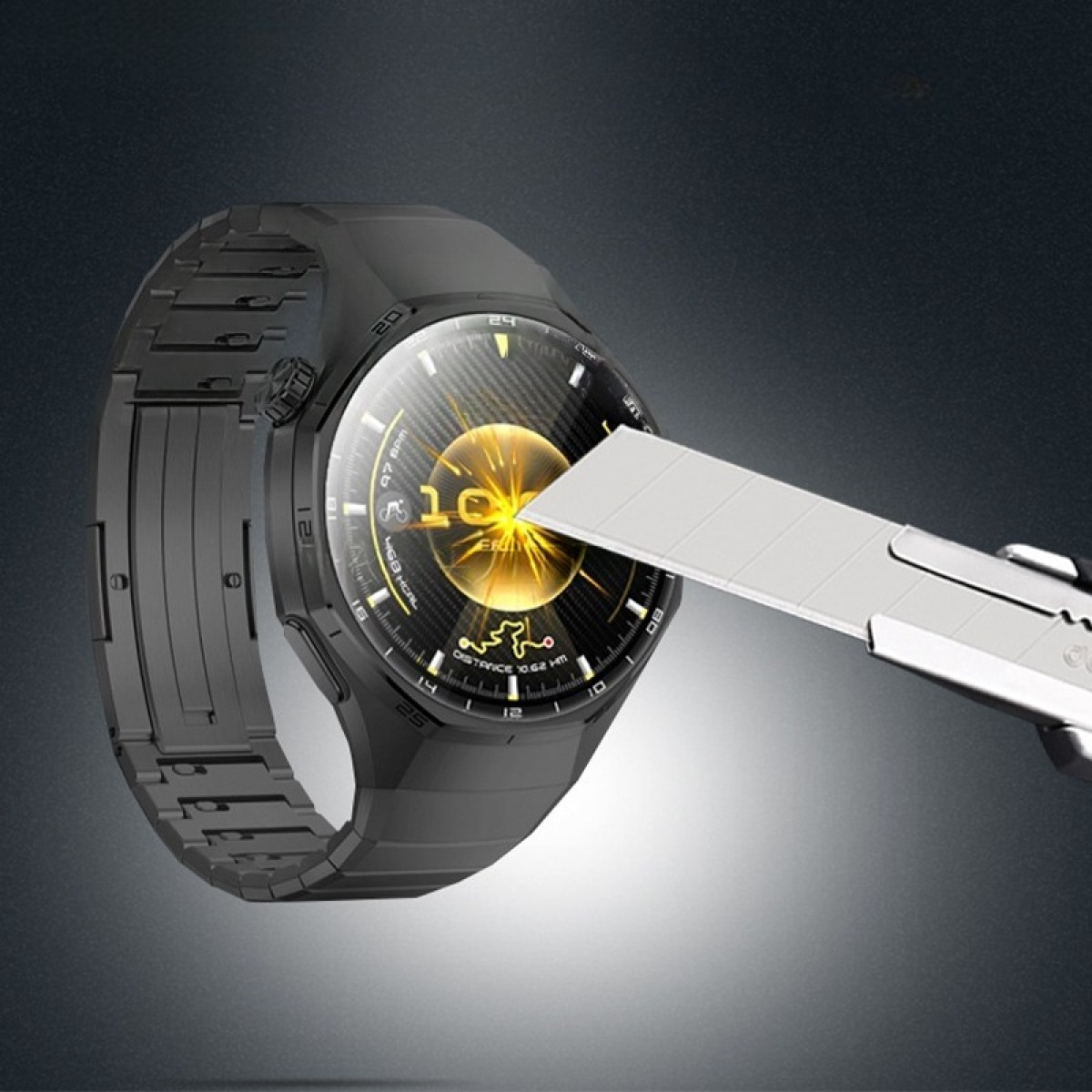 Schwarze Smartwatch mit silbernem Cutter, der den Bildschirm berührt.