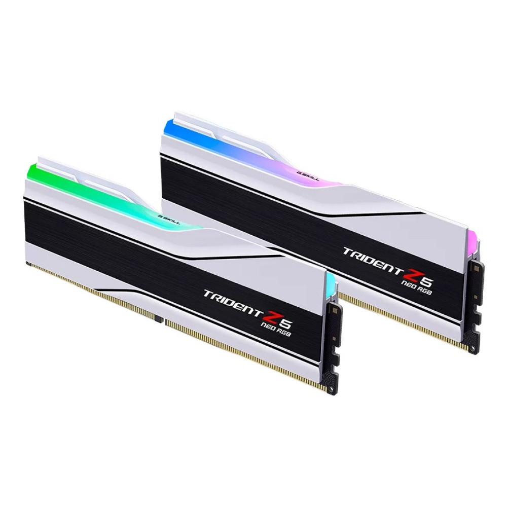 Dwa białe moduły RAM G.Skill Trident Z5 Neo RGB z podświetlanymi paskami.