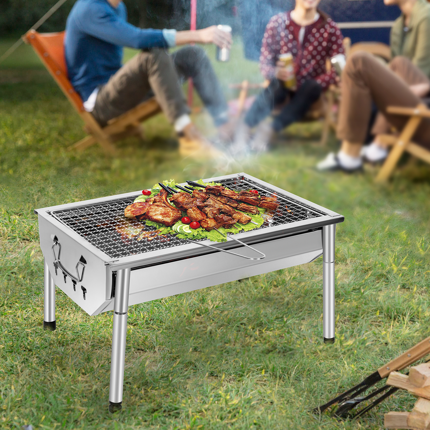 Ein Grill mit Fleisch und Gemüse steht im Gras, Leute sitzen im Hintergrund.