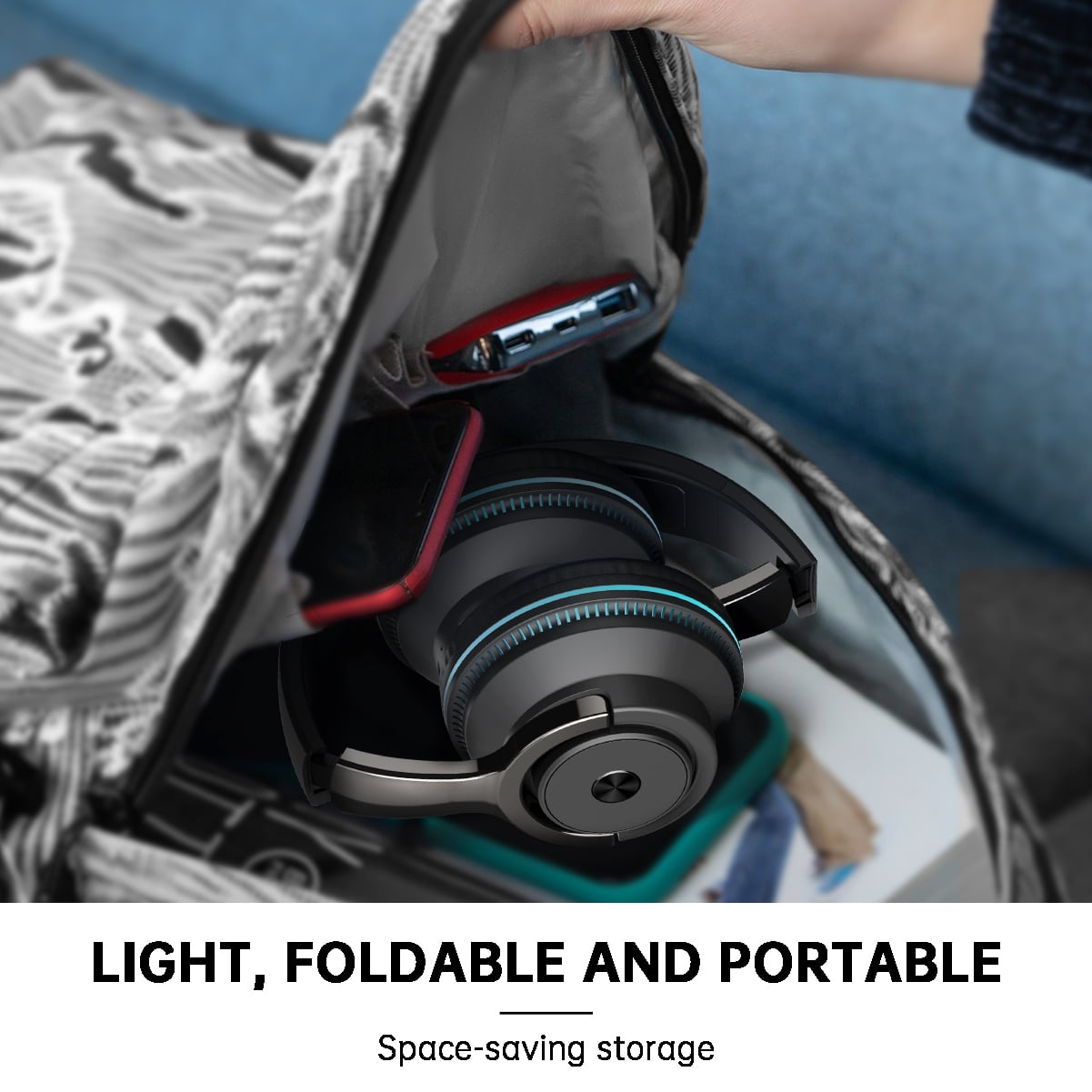 Kopfhörer, Handy und Powerbank in einem Rucksack.