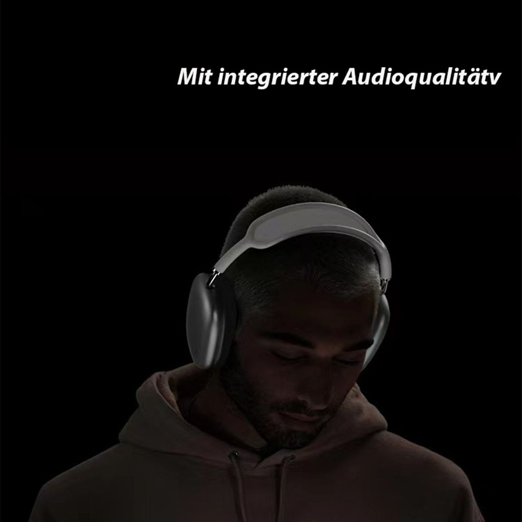 Ein Mann mit Kopfhörern auf schwarzem Hintergrund.