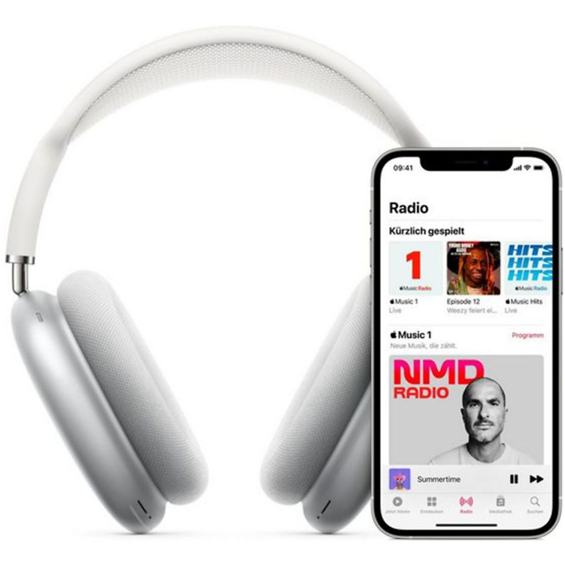 Silberne Kopfhörer neben einem Smartphone, das die Radio-App zeigt.