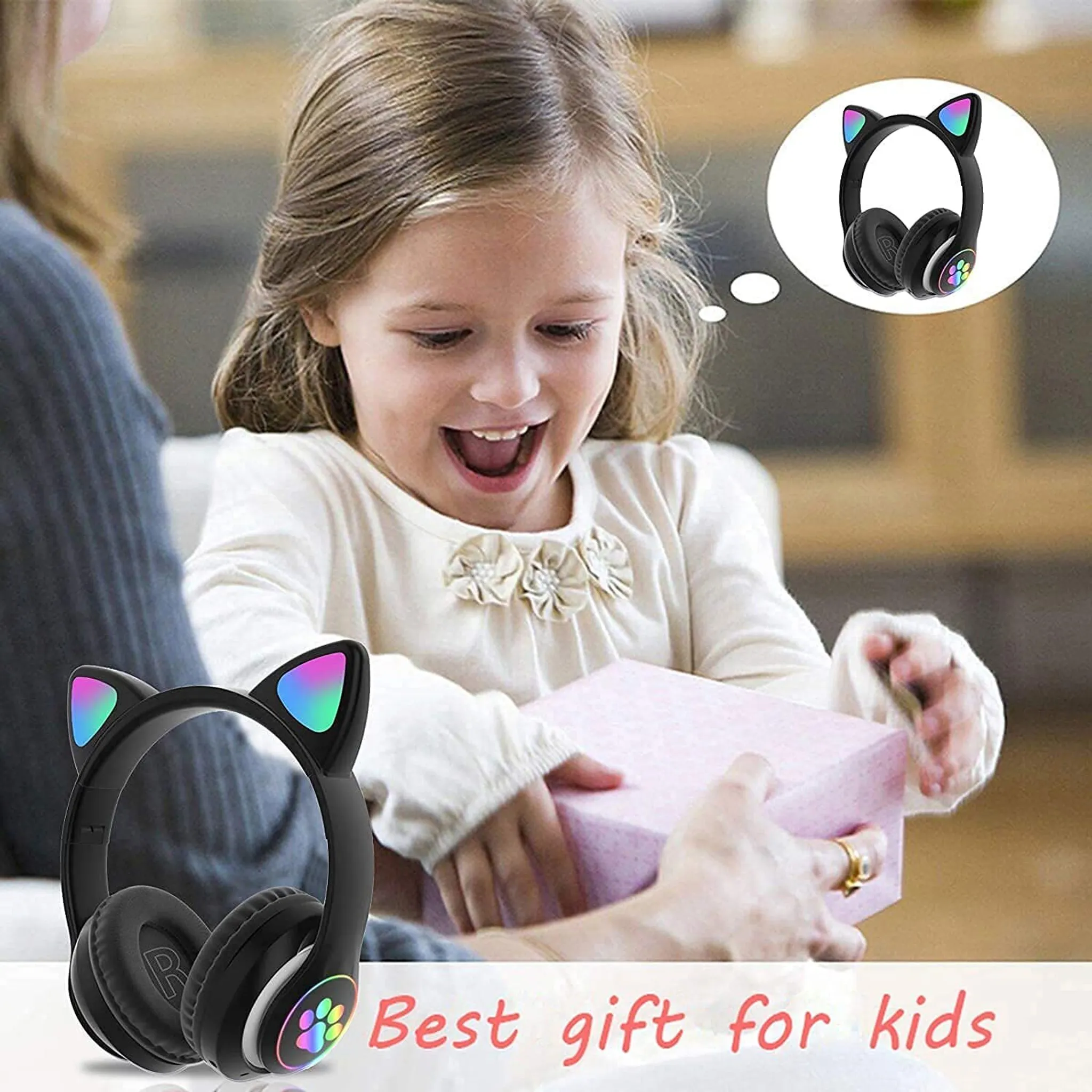 Ein Mädchen erhält ein Geschenk. Kopfhörer mit Katzenohren sind abgebildet.