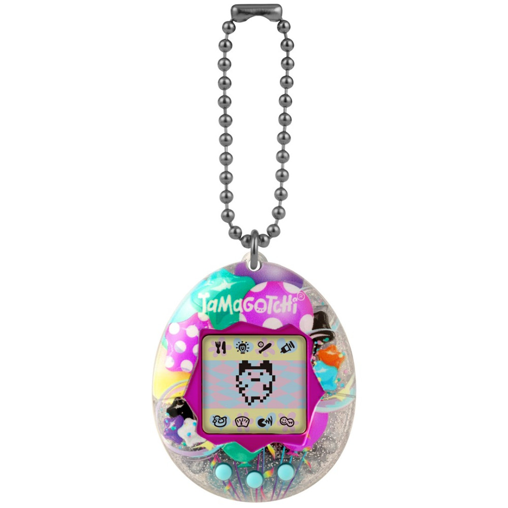 Un Tamagotchi con cadena. Tiene carcasa morada y verde con purpurina y pantalla pixelada.