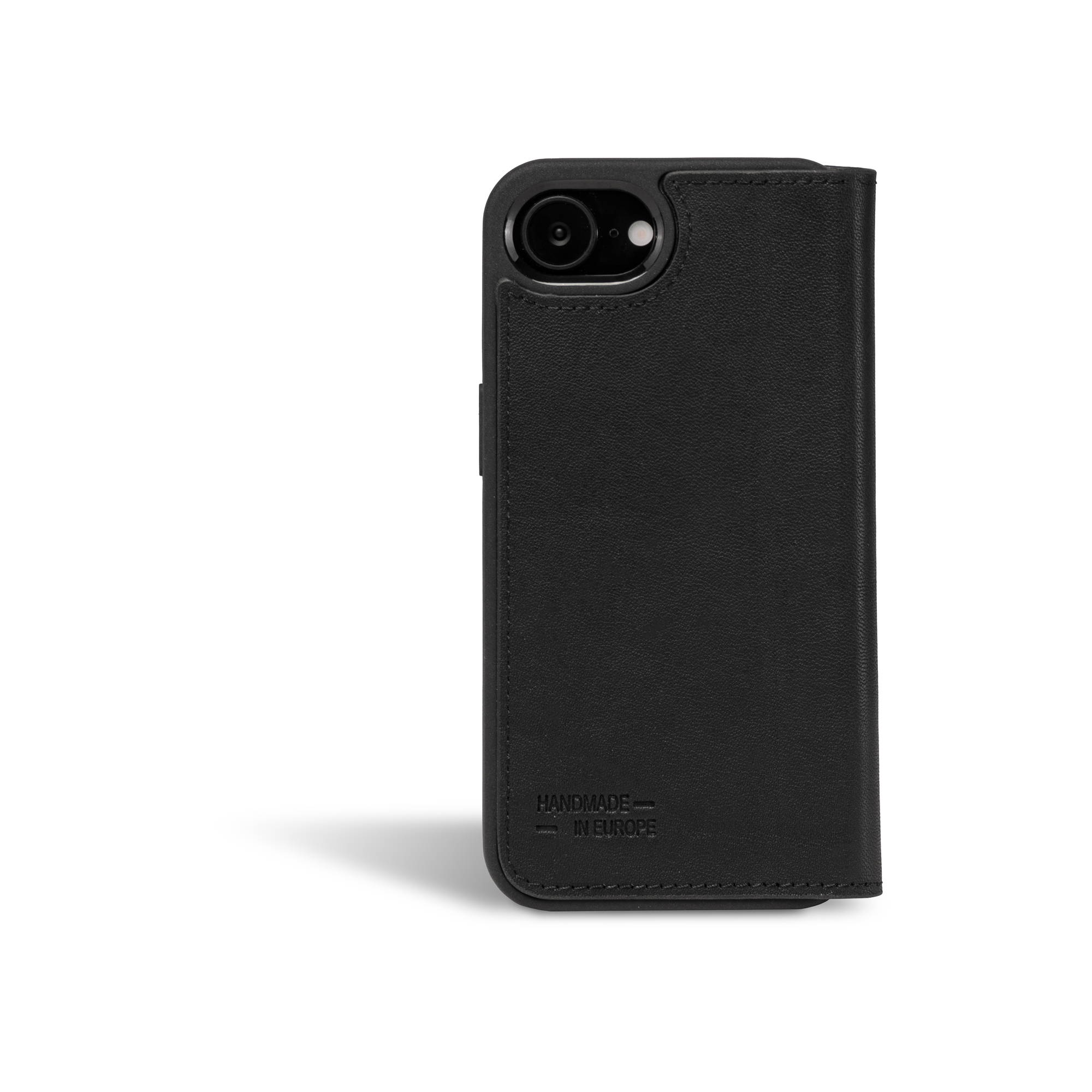 Schwarzes Leder-Flip-Case für ein Smartphone, mit Kameraöffnung und Prägung.