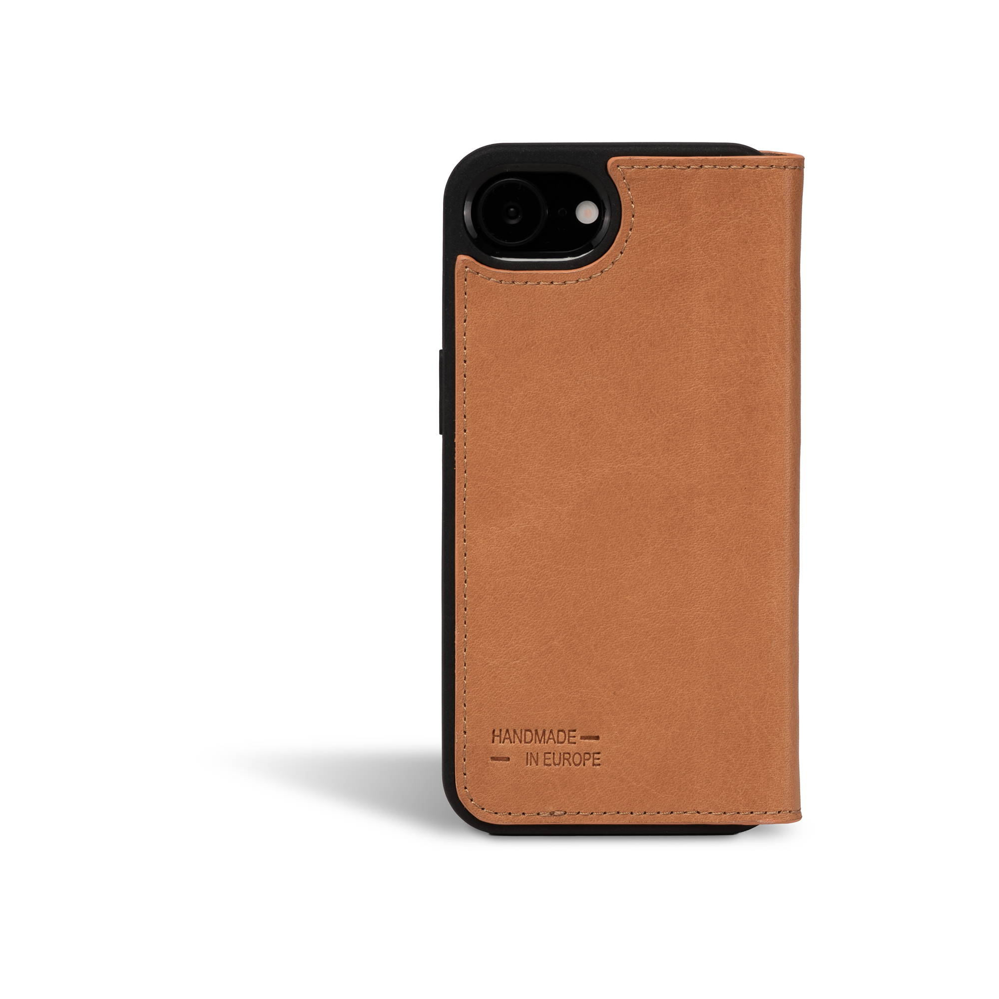 Eine braune Lederhülle für ein Smartphone mit Kameraaussparung.