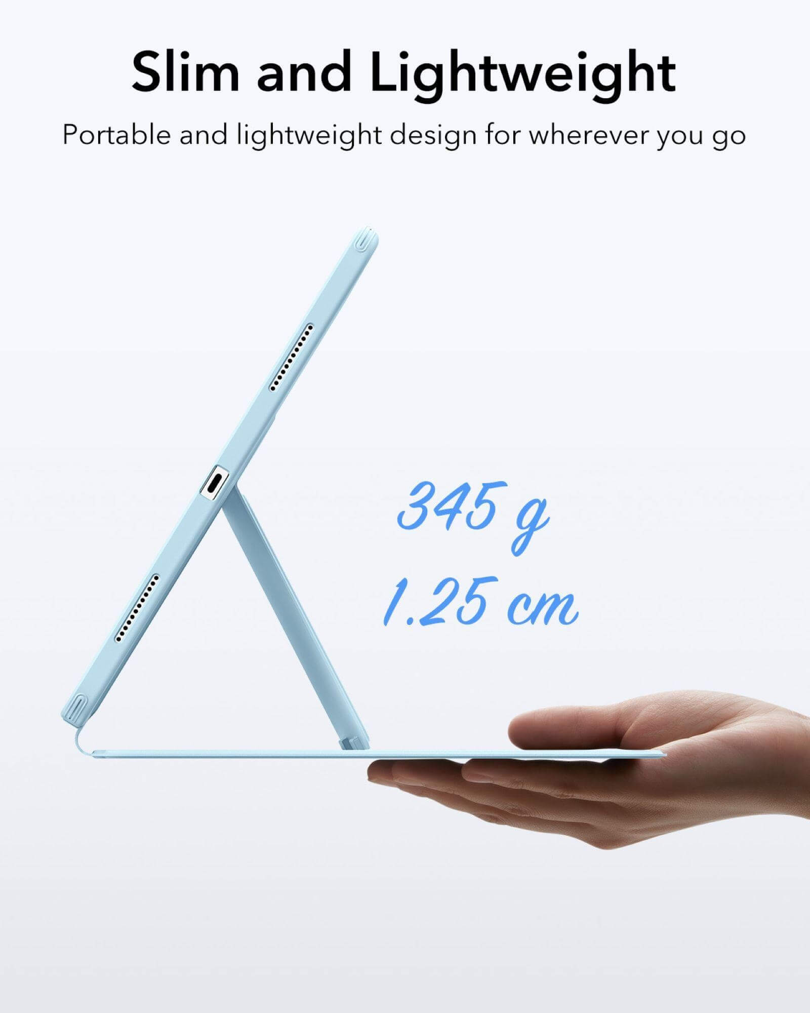 Una custodia azzurra per tablet tenuta da una mano. Dimensioni: 345g, 1.25cm.