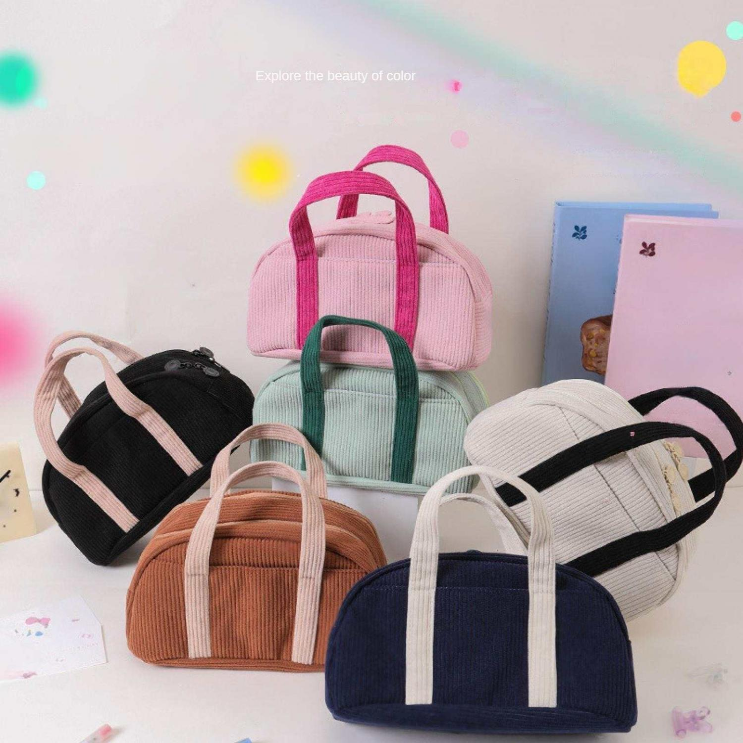 Sechs kleine Kordtaschen in Rosa, Grün, Schwarz, Braun, Dunkelblau und Weiß.