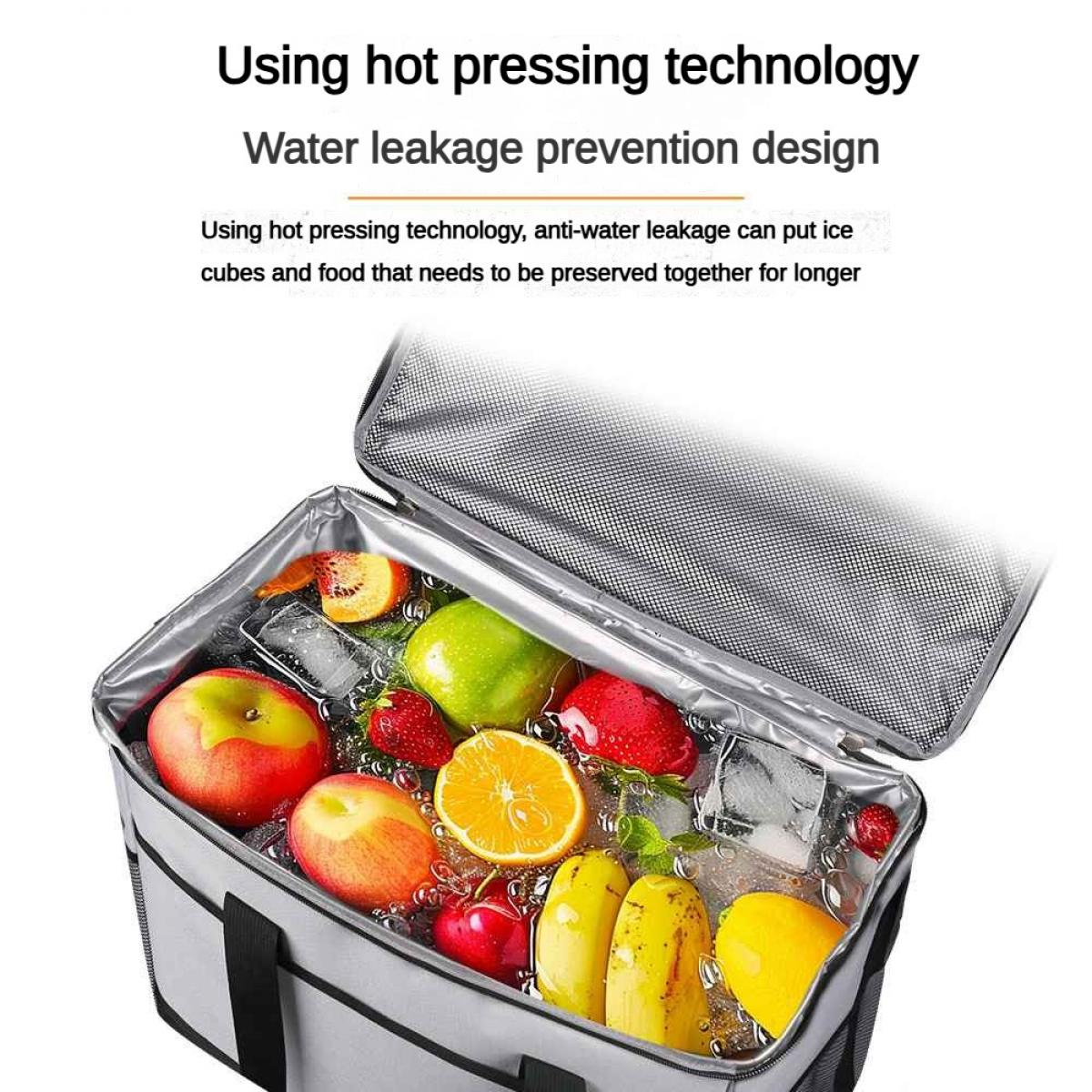 Eine offene Kühlertasche mit Obst und Eiswürfeln.