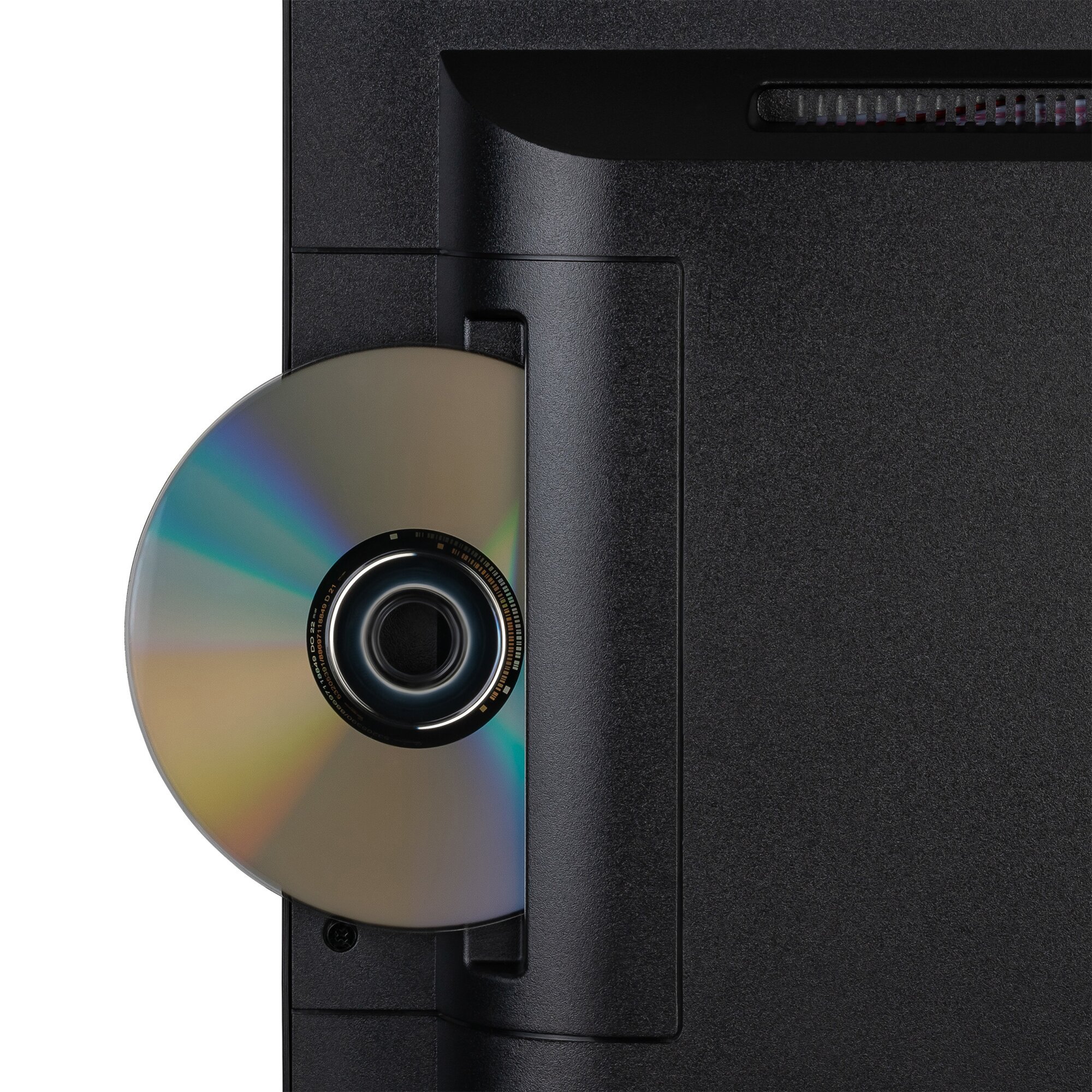 Eine CD wird in einen schwarzen Schlitz eines Geräts eingeführt.
