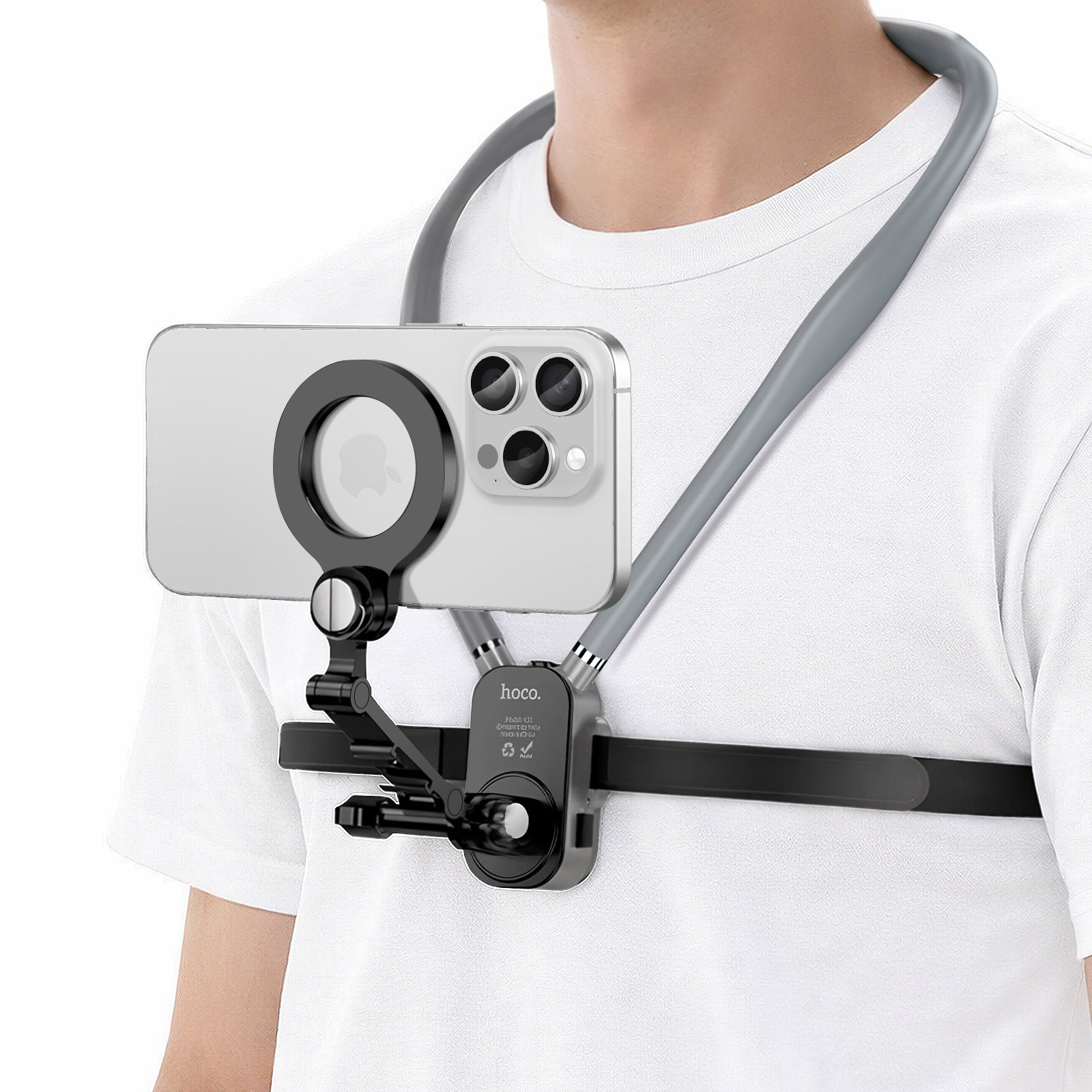 Un uomo indossa un set di supporto per smartphone attorno al collo e al petto.