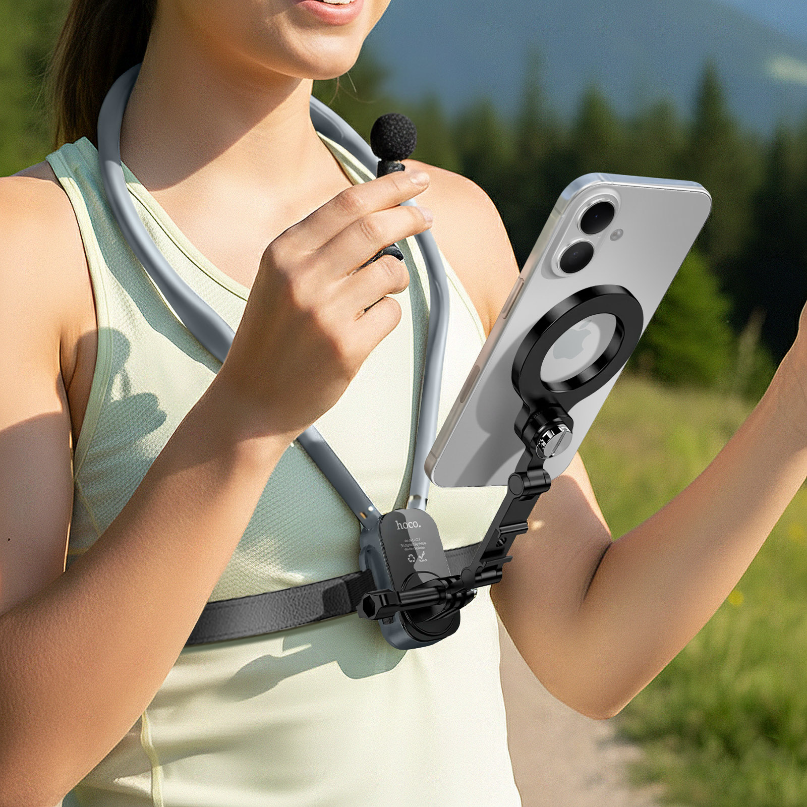 Persona con supporto pettorale, telefono e microfono, all'aperto.