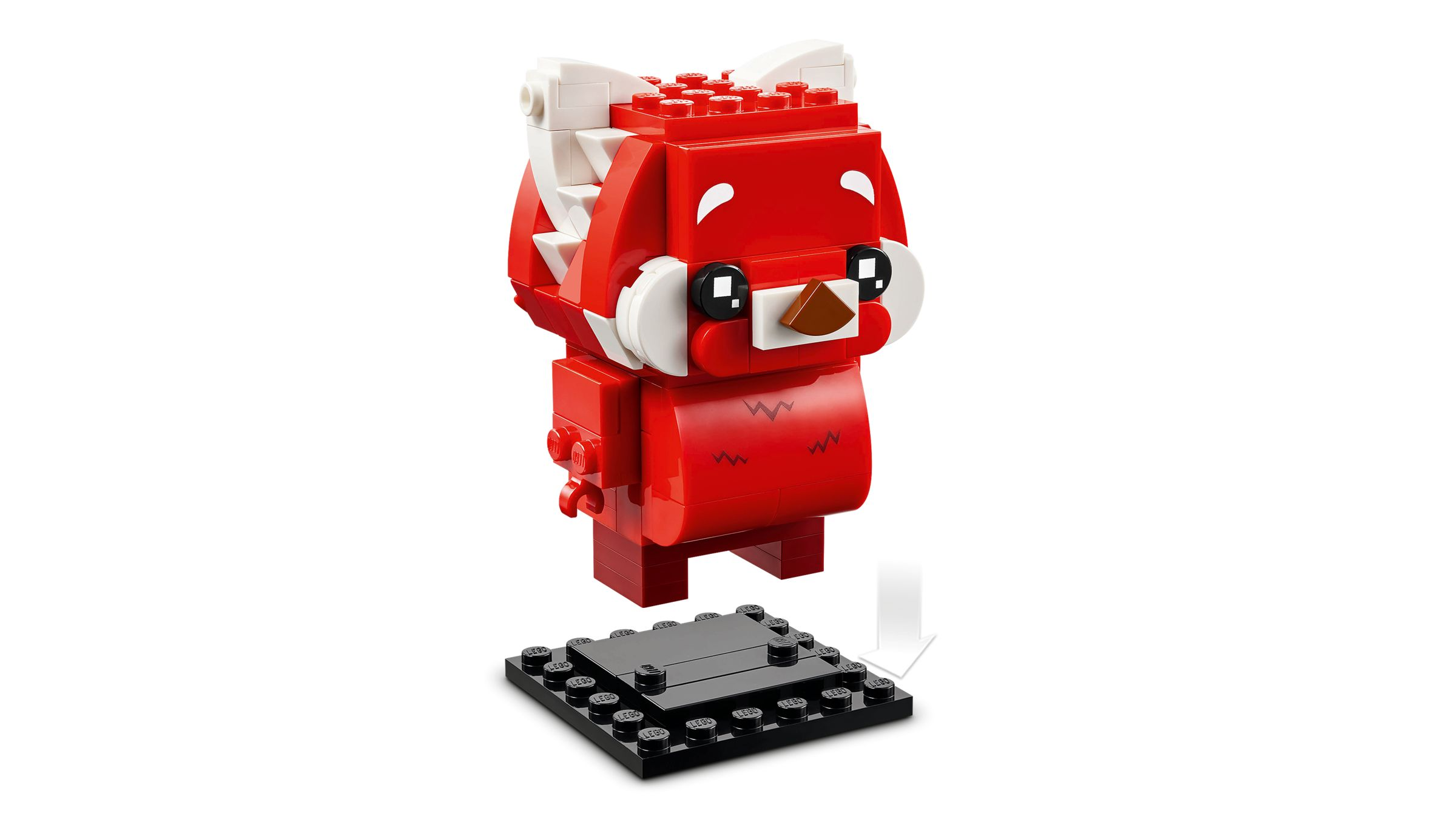 Roter Lego-Panda mit weißen Akzenten steht auf schwarzer Lego-Platte.
