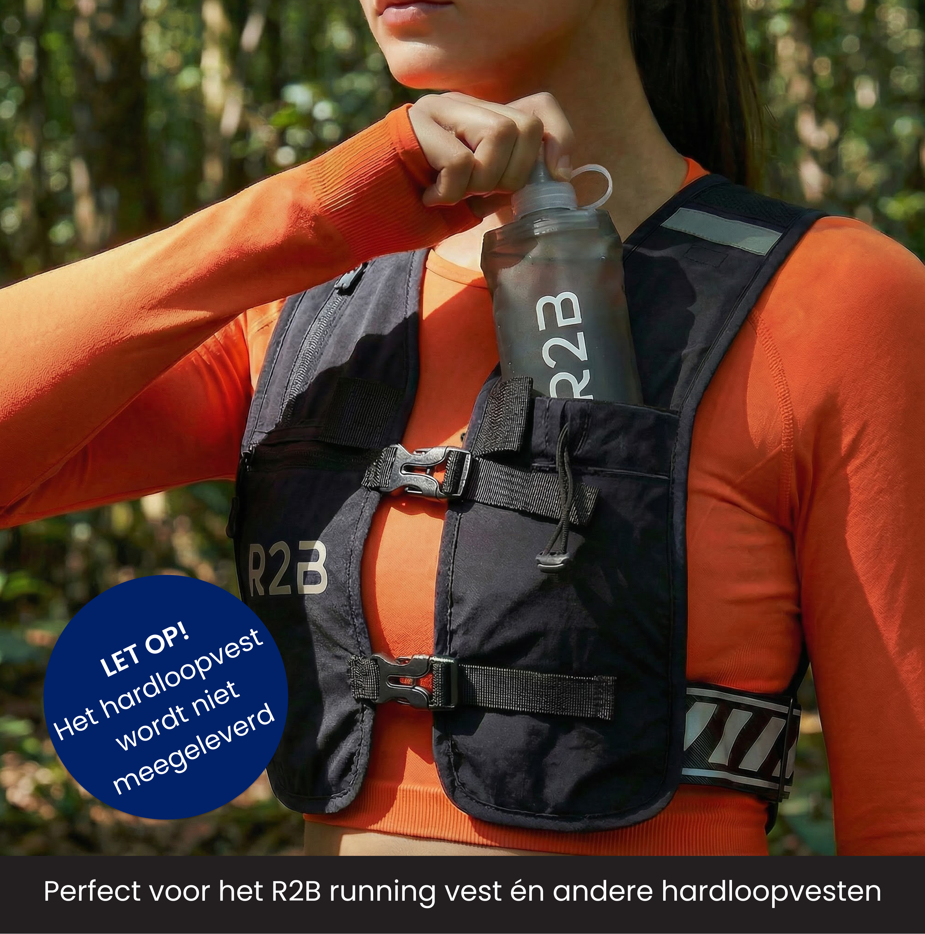 Une personne en chemise orange porte un gilet de course noir avec une bouteille.