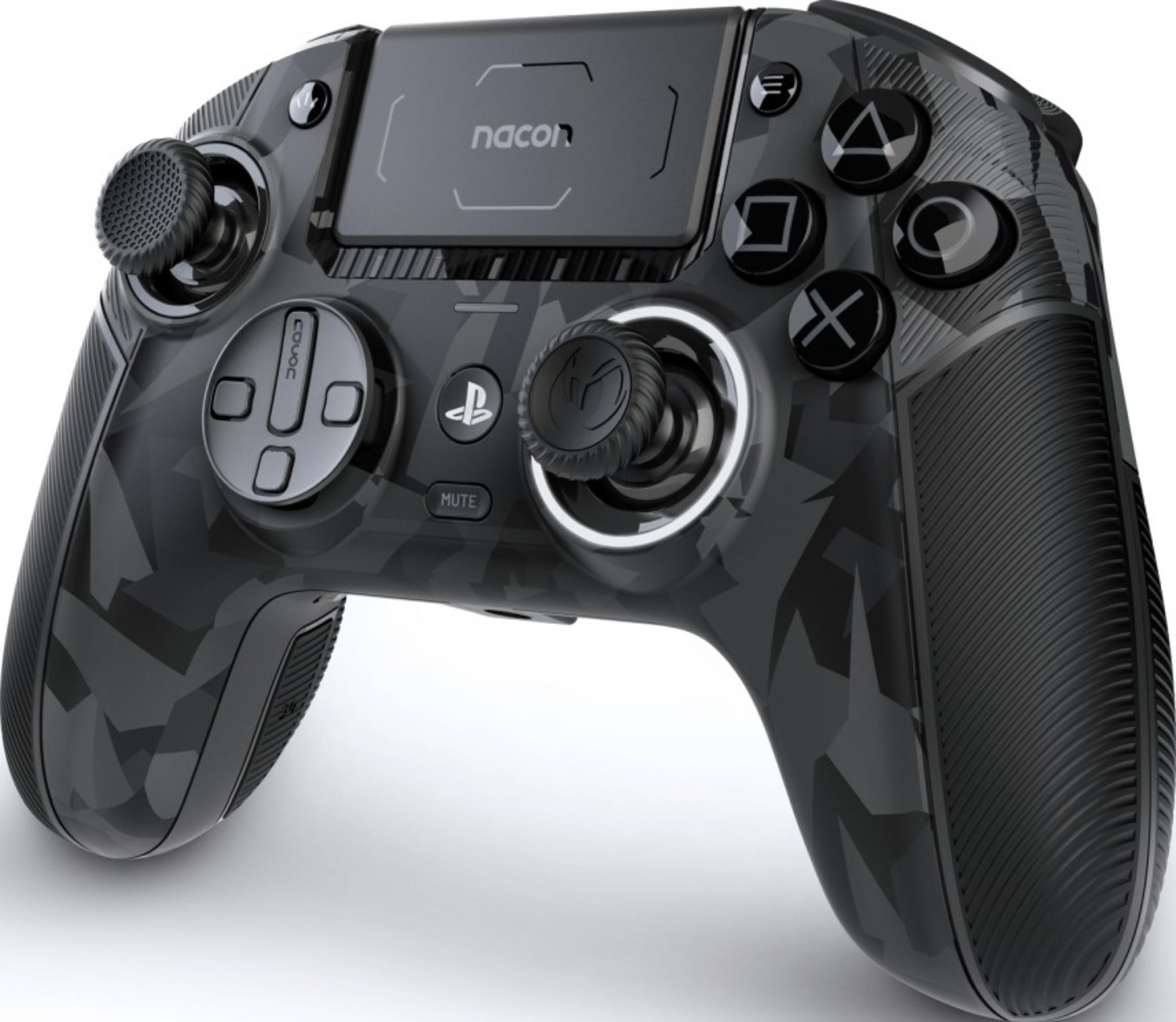 Ein schwarzer Nacon-Controller mit Tarnmuster und beleuchtetem Ring um den rechten Joystick.