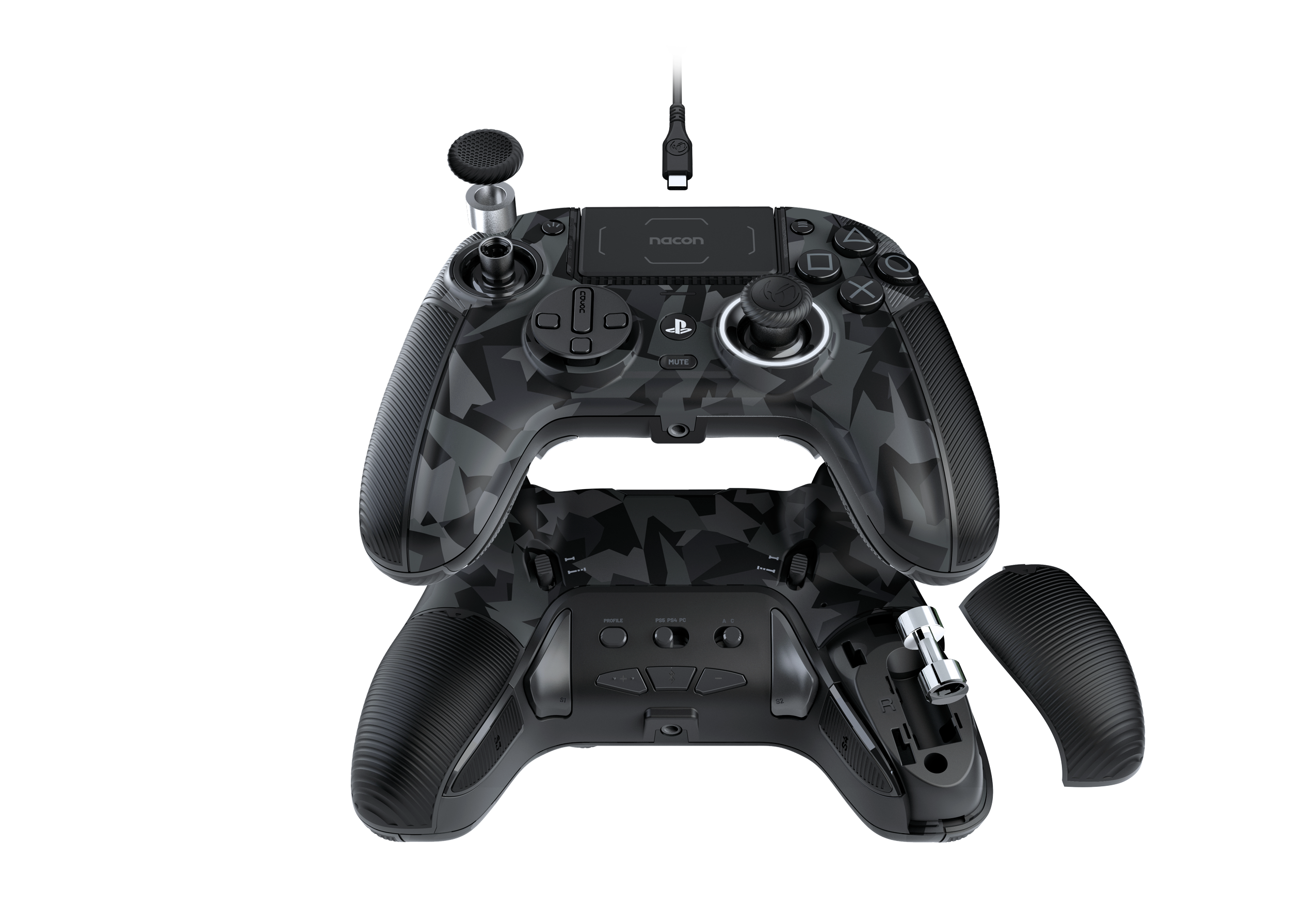 Ein schwarzer Controller mit Tarnmuster, zerlegt. Ein Teil liegt darunter.