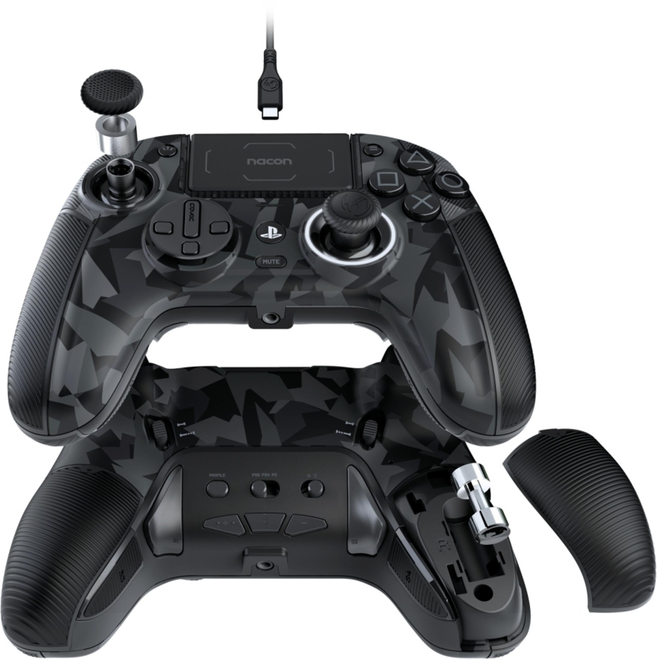 Ein schwarzer Gaming-Controller mit Tarnmuster und USB-Kabel.