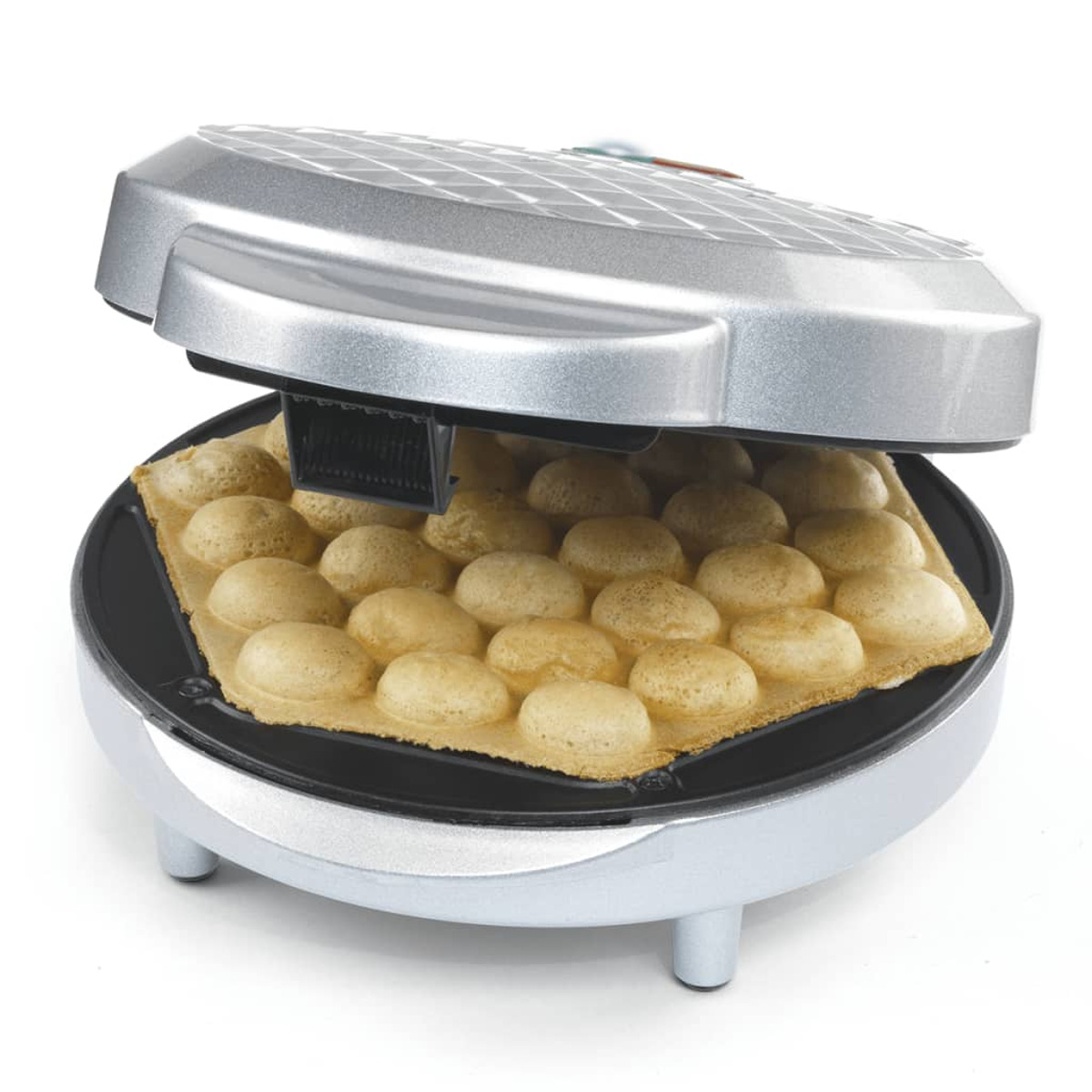 Una máquina eléctrica para hacer gofres de burbujas con masa cruda.