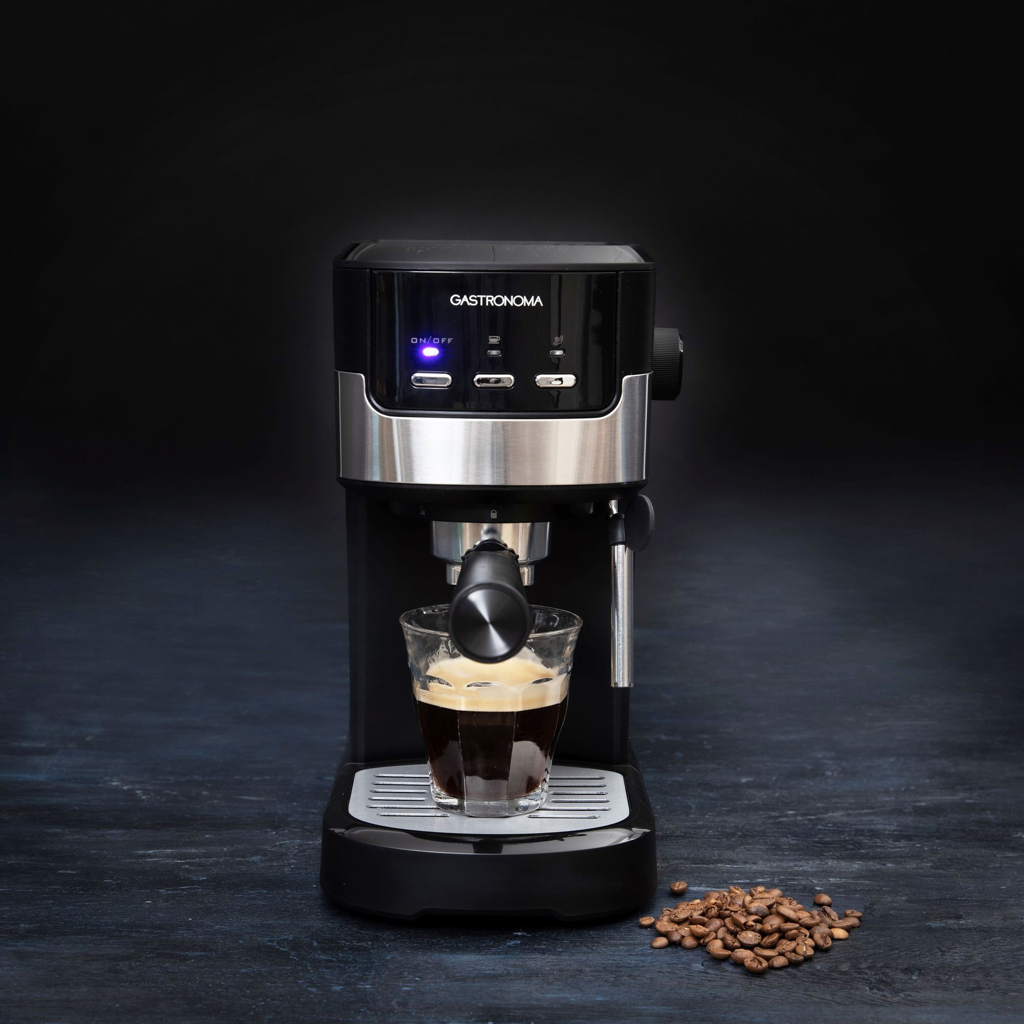 Czarna ekspres do kawy Gastronoma ze szklanką espresso, w pobliżu ziarna kawy.