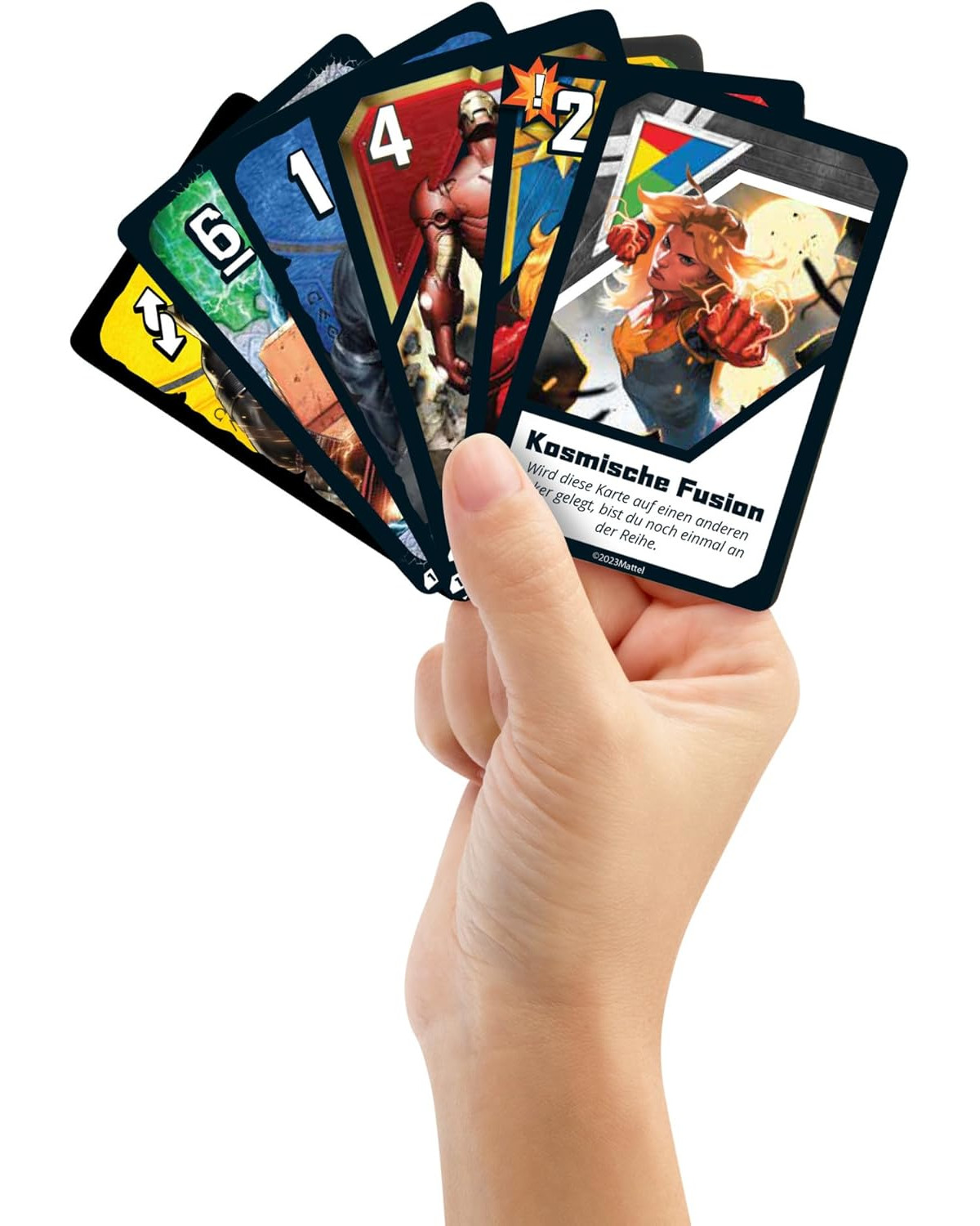 Eine Hand hält Marvel-Spielkarten mit Charakteren wie Iron Man und Captain Marvel.