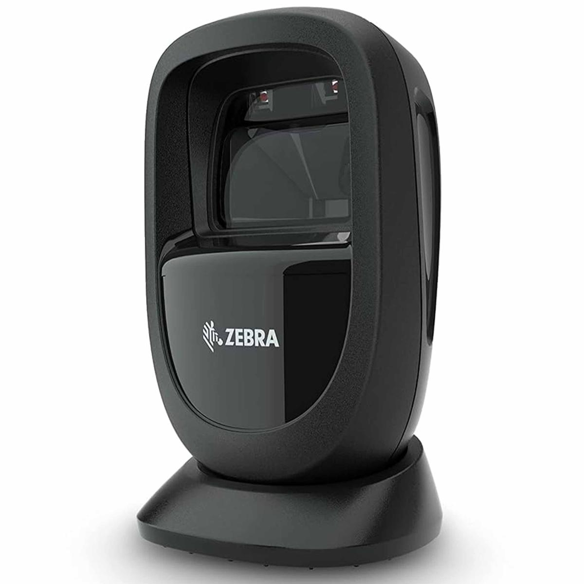Uno scanner di codici a barre nero con logo Zebra su sfondo bianco.