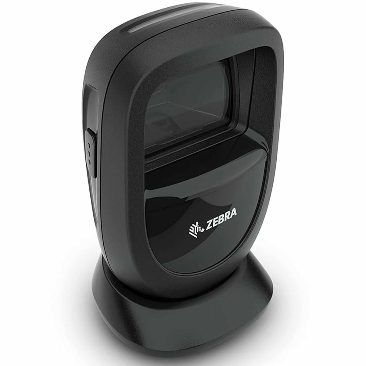 Uno scanner di codici a barre Zebra nero poggia sul suo supporto, sfondo bianco.