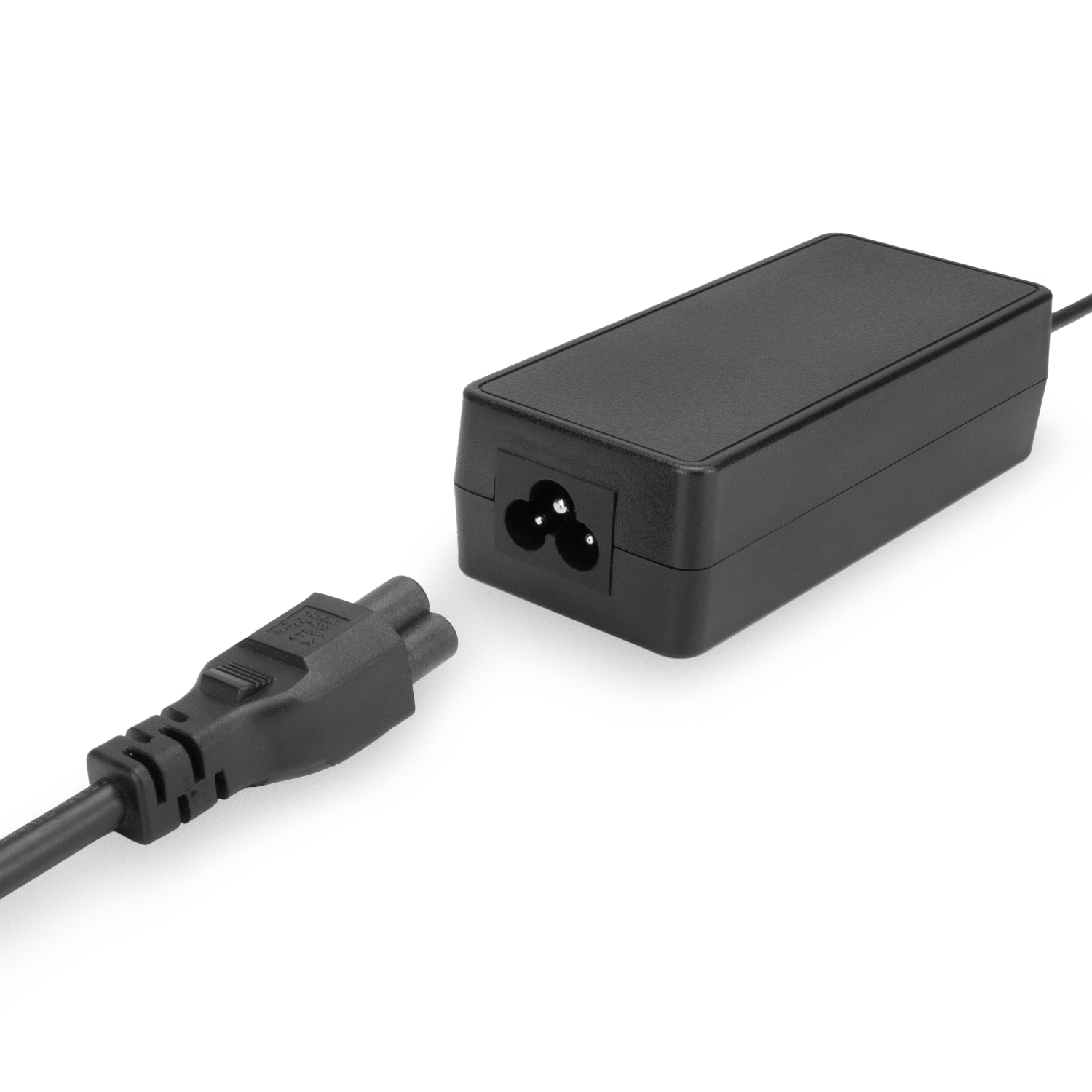 Schwarzes Netzteil mit Kabel und Stecker auf weißem Hintergrund.