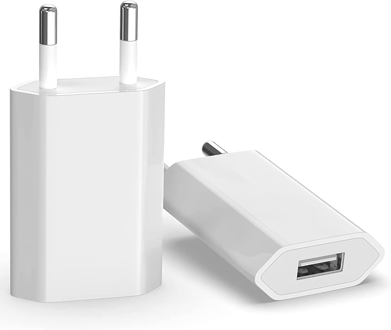 Zwei weiße USB-Ladegeräte mit Metallstiften auf weißem Hintergrund.