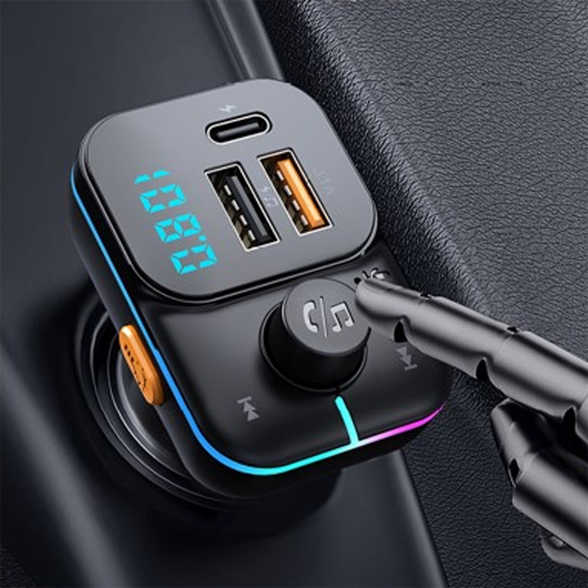 Ein schwarzer Kfz-Sender mit USB-C, zwei USB-Anschlüssen und beleuchteten Tasten.