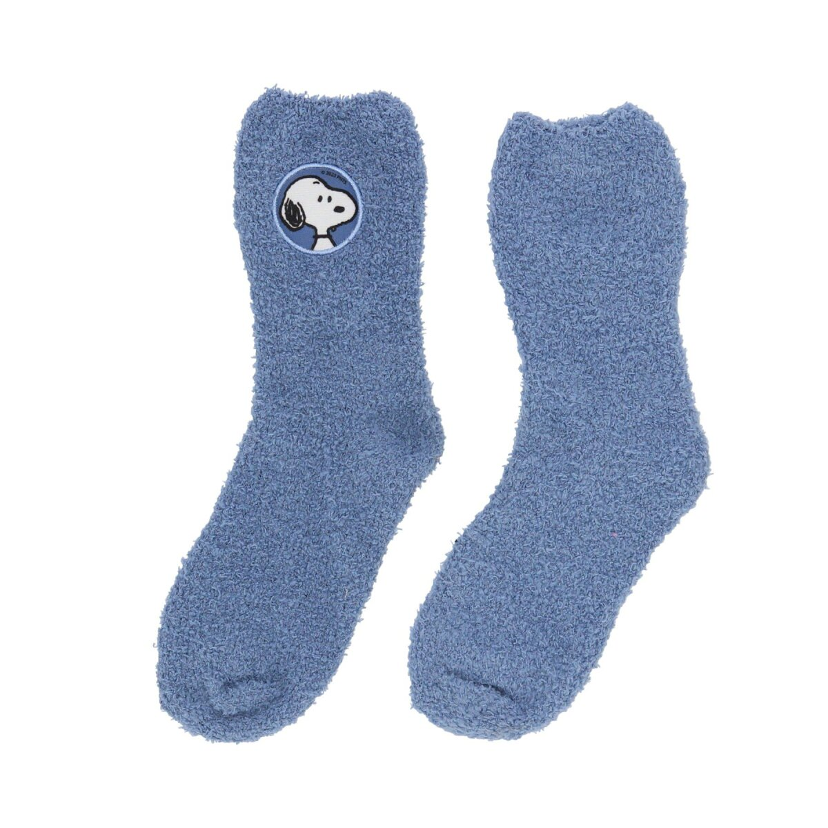 Zwei flauschige blaue Socken mit Snoopy-Aufdruck.