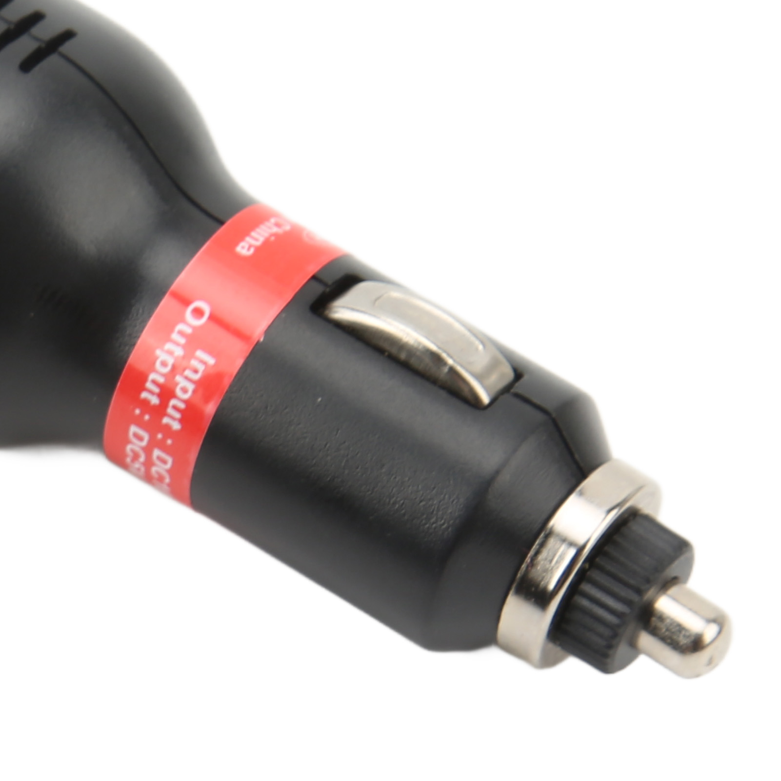 Ein schwarzer Auto-Zigarettenanzünder-Adapter mit rotem Band und Beschriftung.
