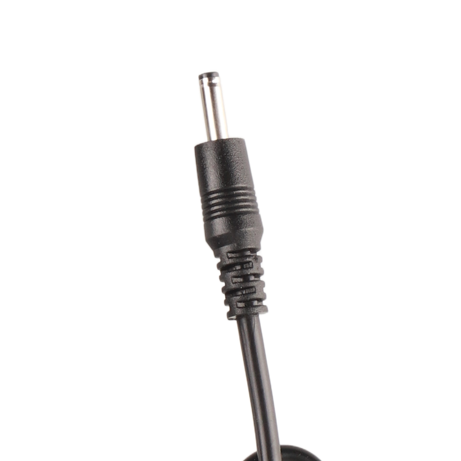 Ein schwarzes Kabel mit einem silbernen Stecker und Rillen.