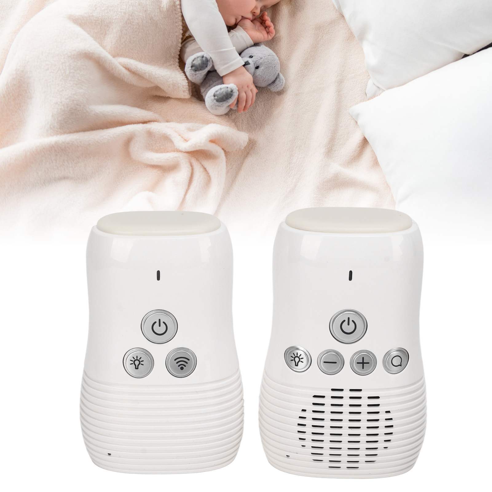 Baby schläft mit Teddybär unter Decke. Zwei weiße Babyphones stehen nebeneinander.