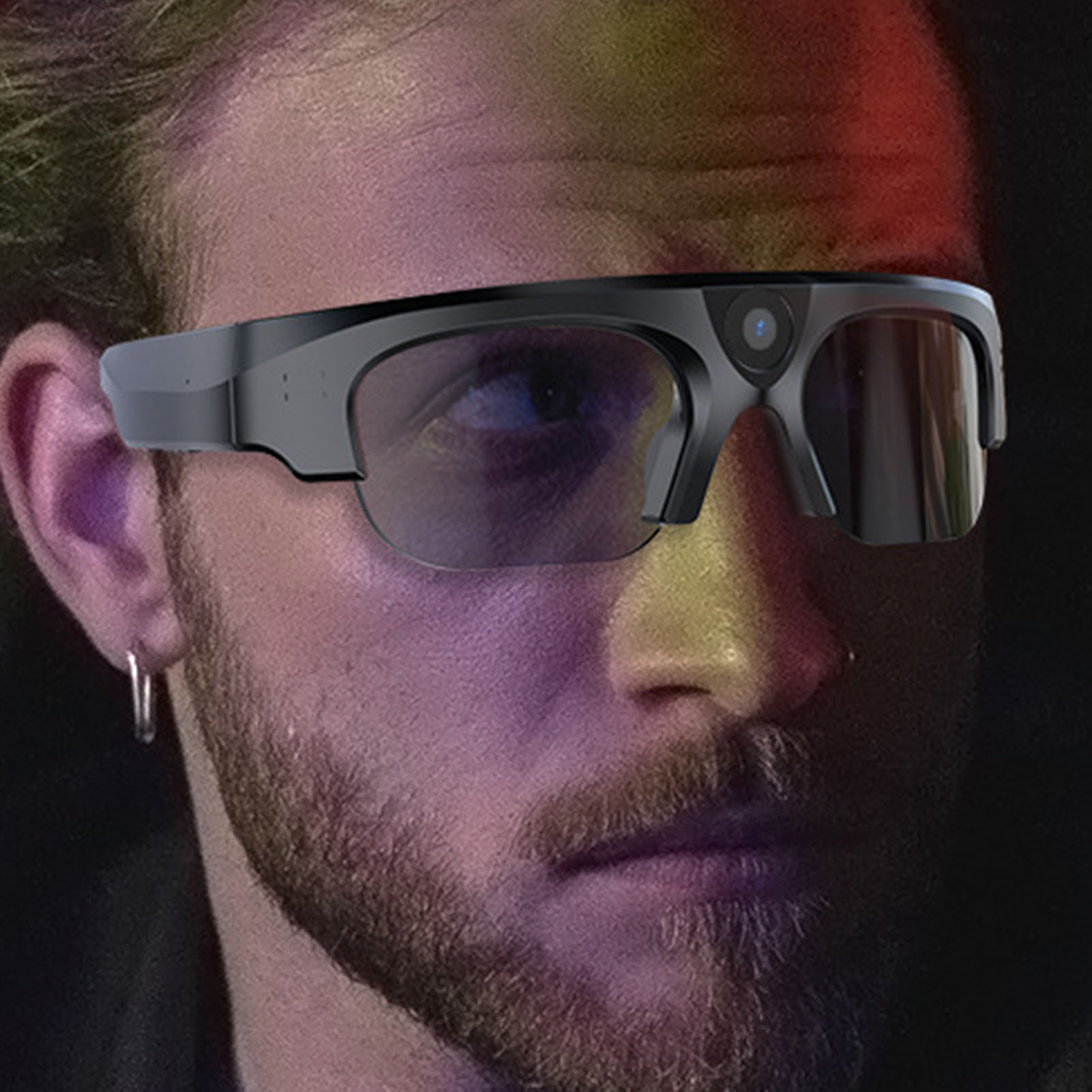 Nahaufnahme eines Mannes mit Brille, Kamera und farbigem Licht.