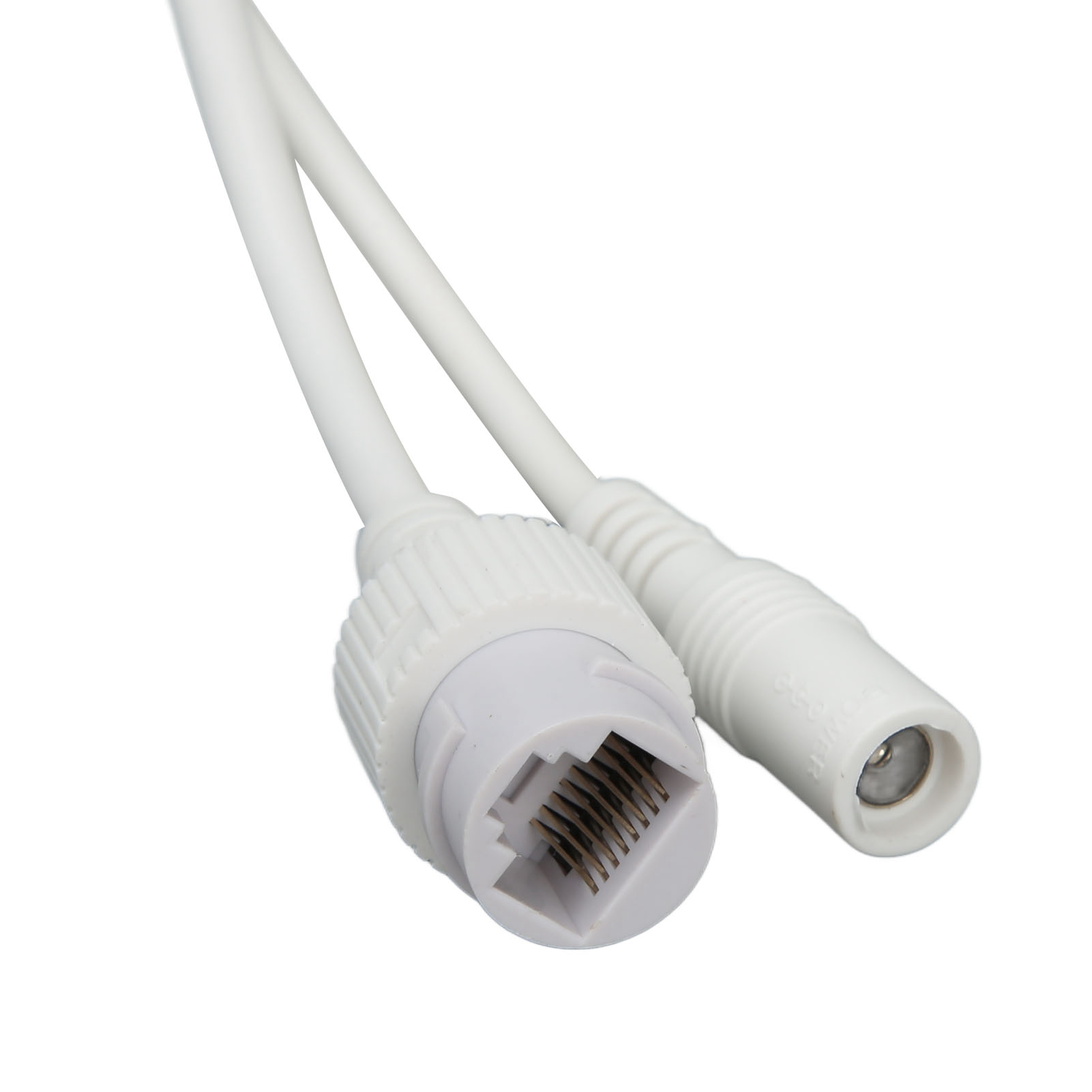 Ein weißes Ethernet-Kabel mit einem RJ45-Stecker und einem runden Stromanschluss.