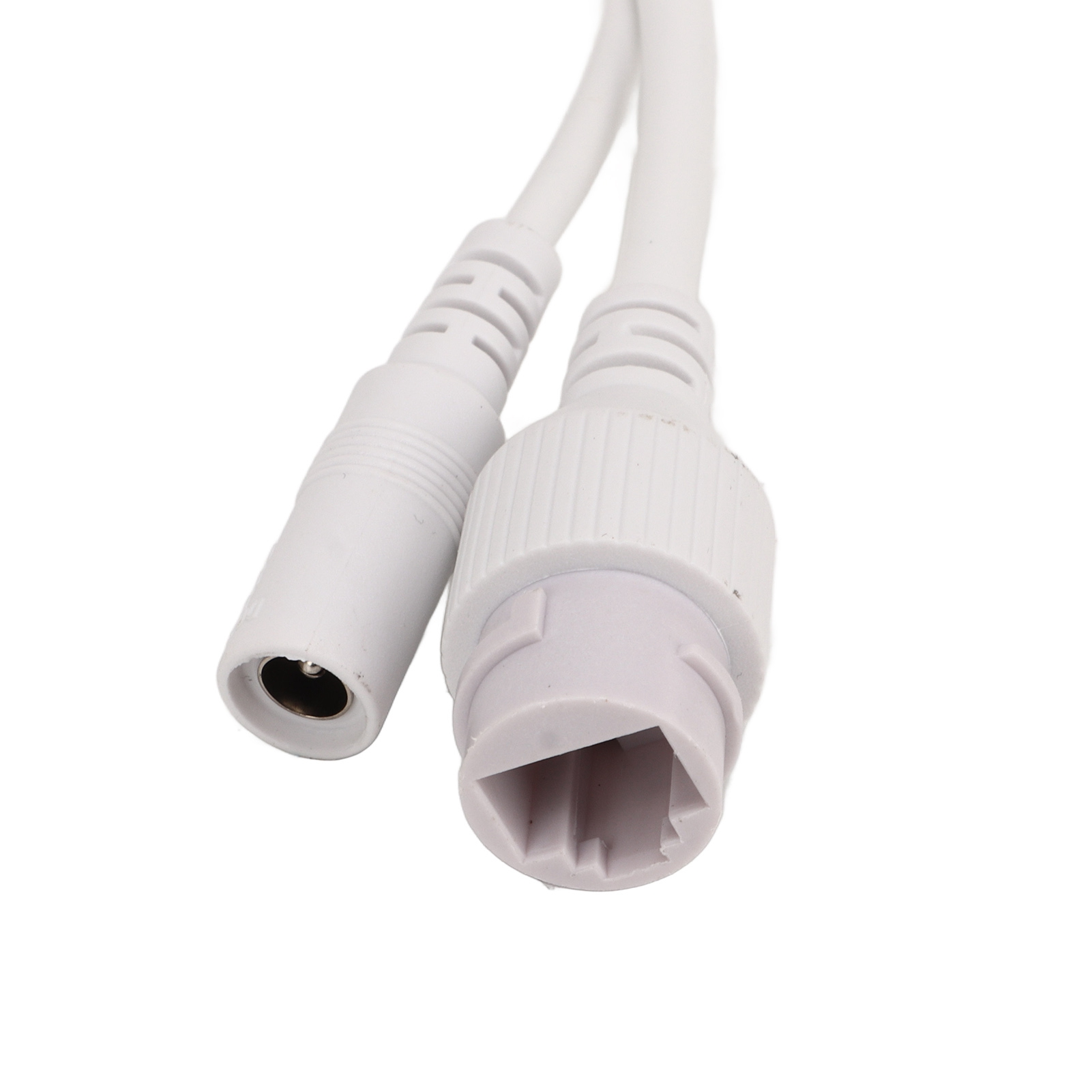 Ein weißes Kabel mit zwei Anschlüssen: einem runden DC-Stecker und einem sechseckigen Stecker.