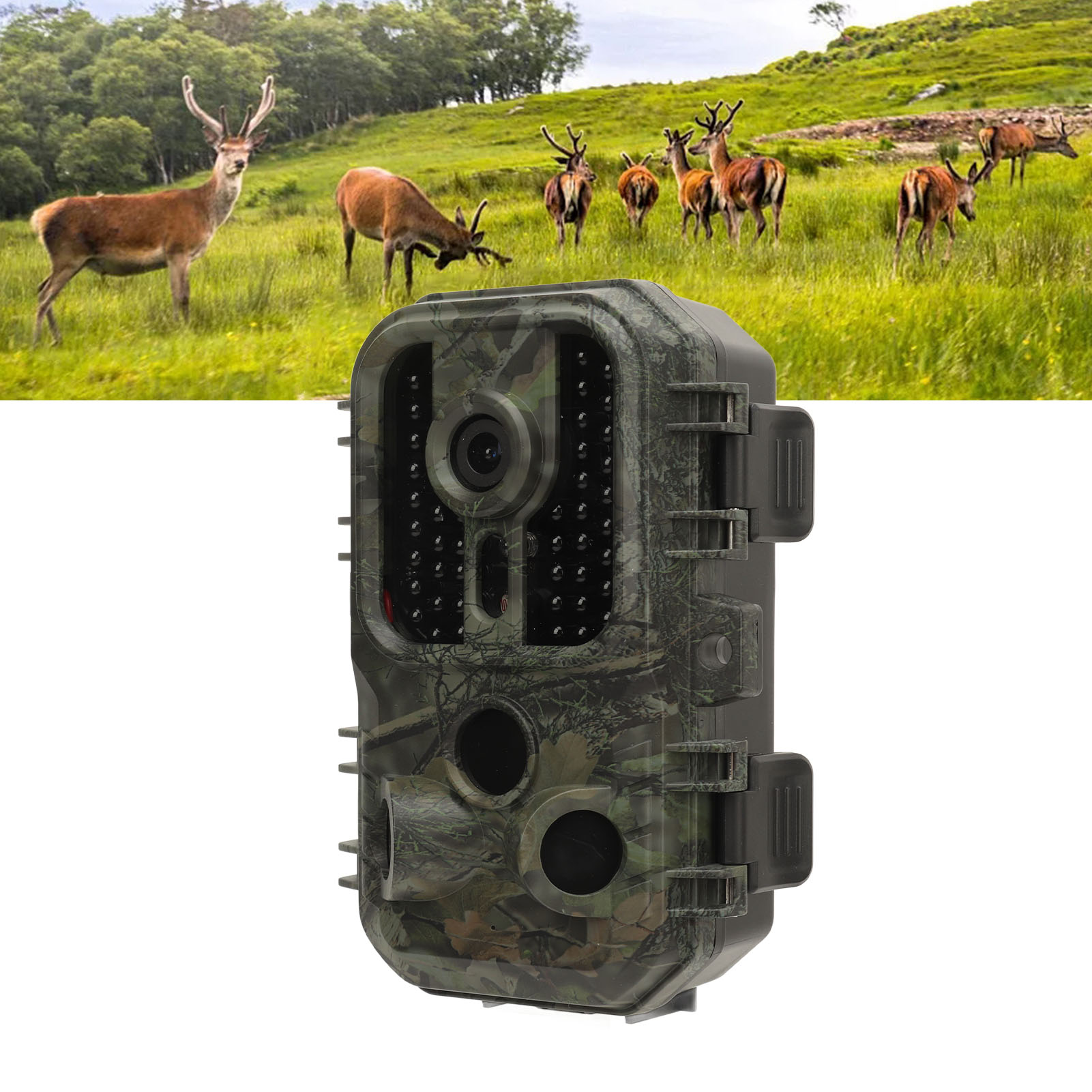 Eine Wildkamera mit Tarnmuster steht im Vordergrund. Hirsche grasen auf einem hügeligen, grünen Feld im Hintergrund.