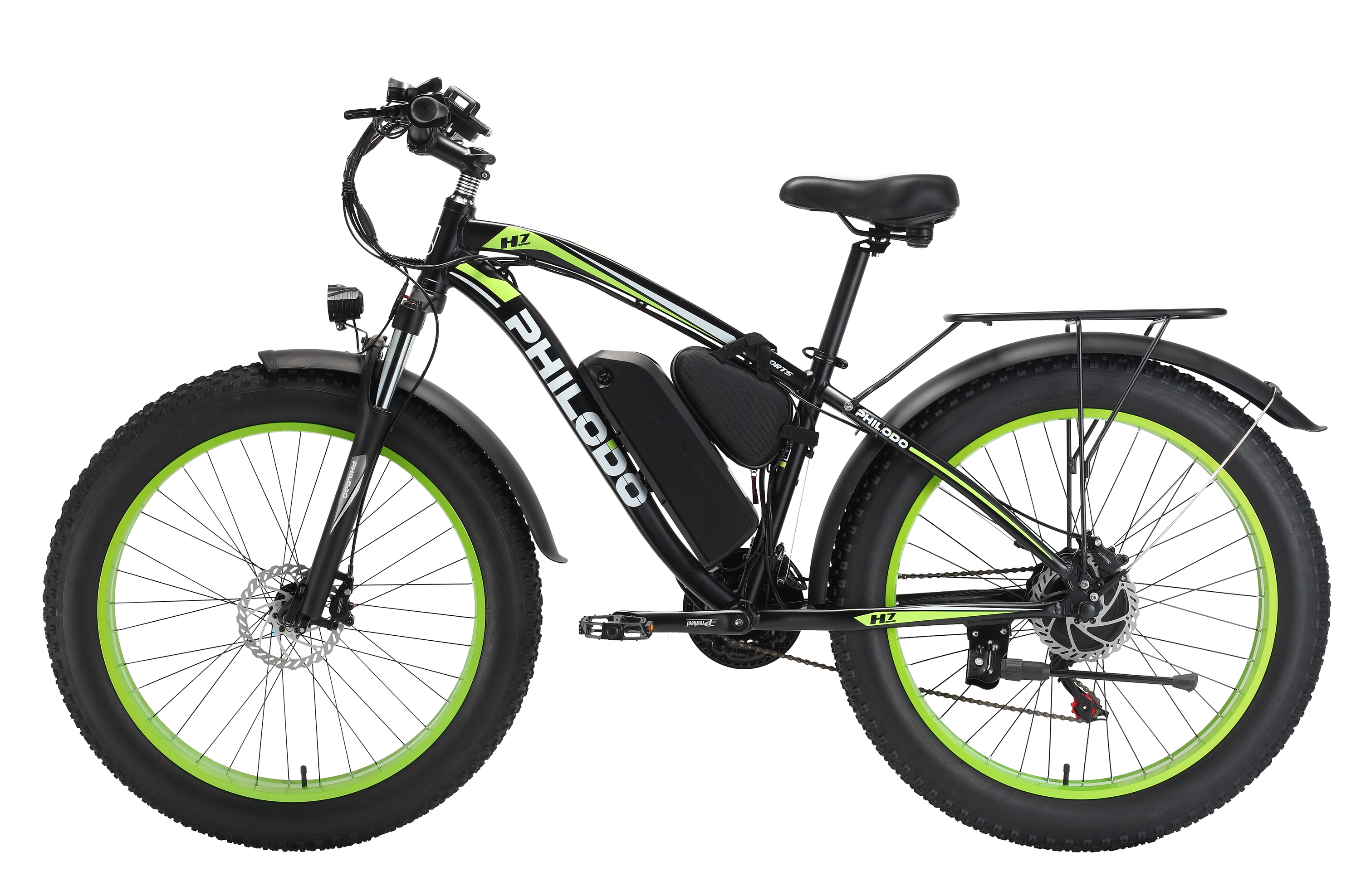 Schwarzes E-Bike mit breiten Reifen und grünen Felgen, Batterie mittig.