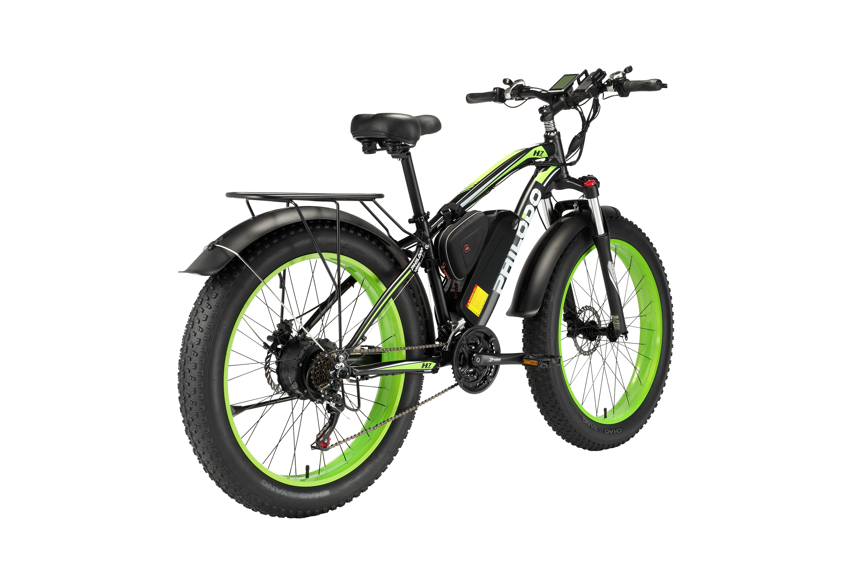 Bici elettrica nera con cerchi verdi, pneumatici larghi, portapacchi posteriore.