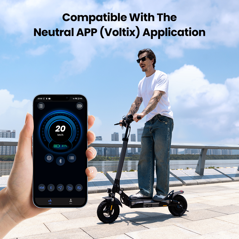 Uomo guida monopattino elettrico, tiene telefono con app.