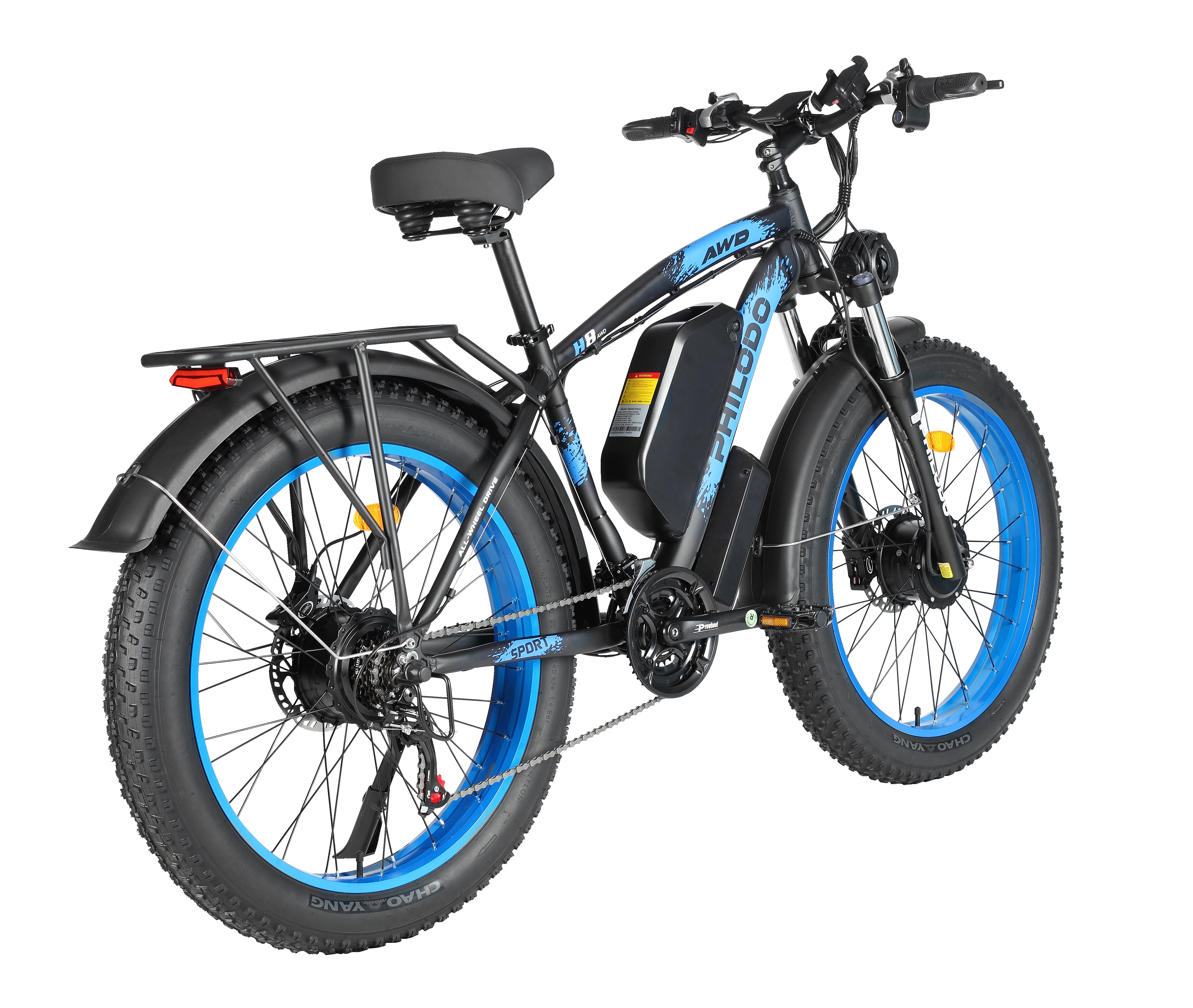 Schwarzes Elektrofahrrad mit blauen Felgen, breiten Reifen und Gepäckträger.