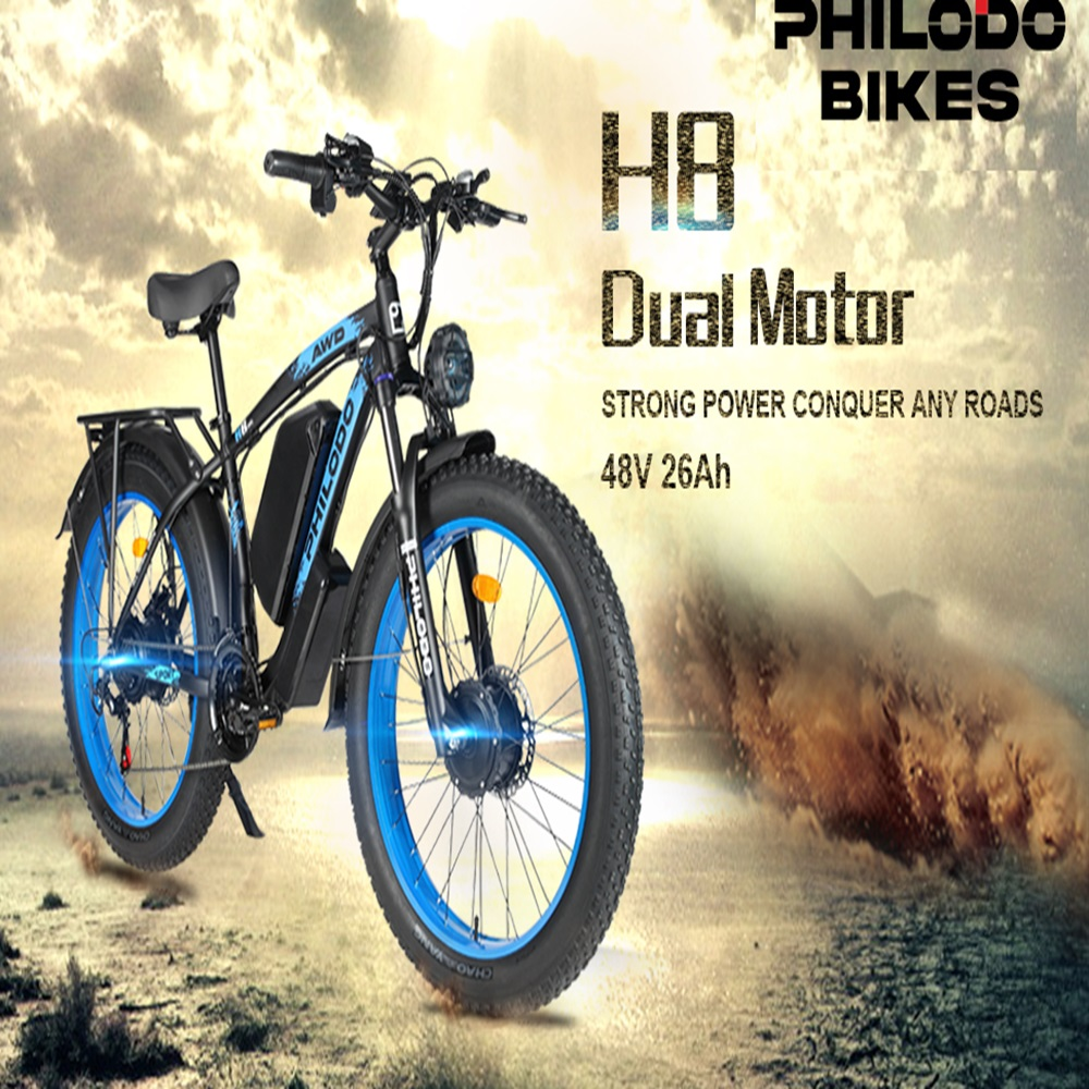 Ein schwarzes E-Bike mit fetten Reifen und blauen Felgen steht im Freien.