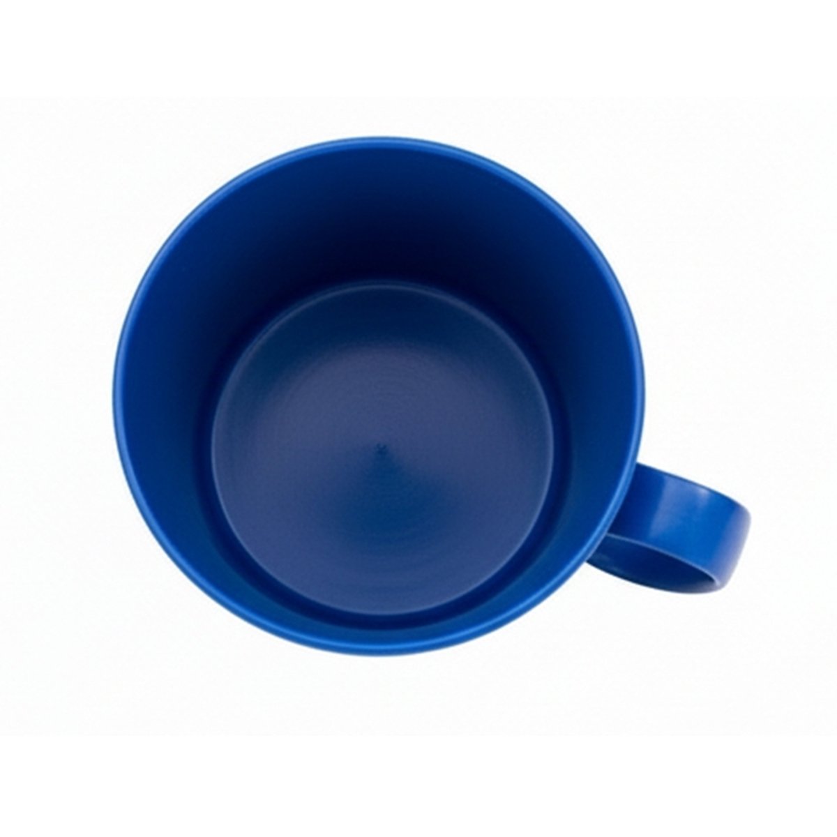 Una taza azul con asa, vista desde arriba sobre fondo blanco.