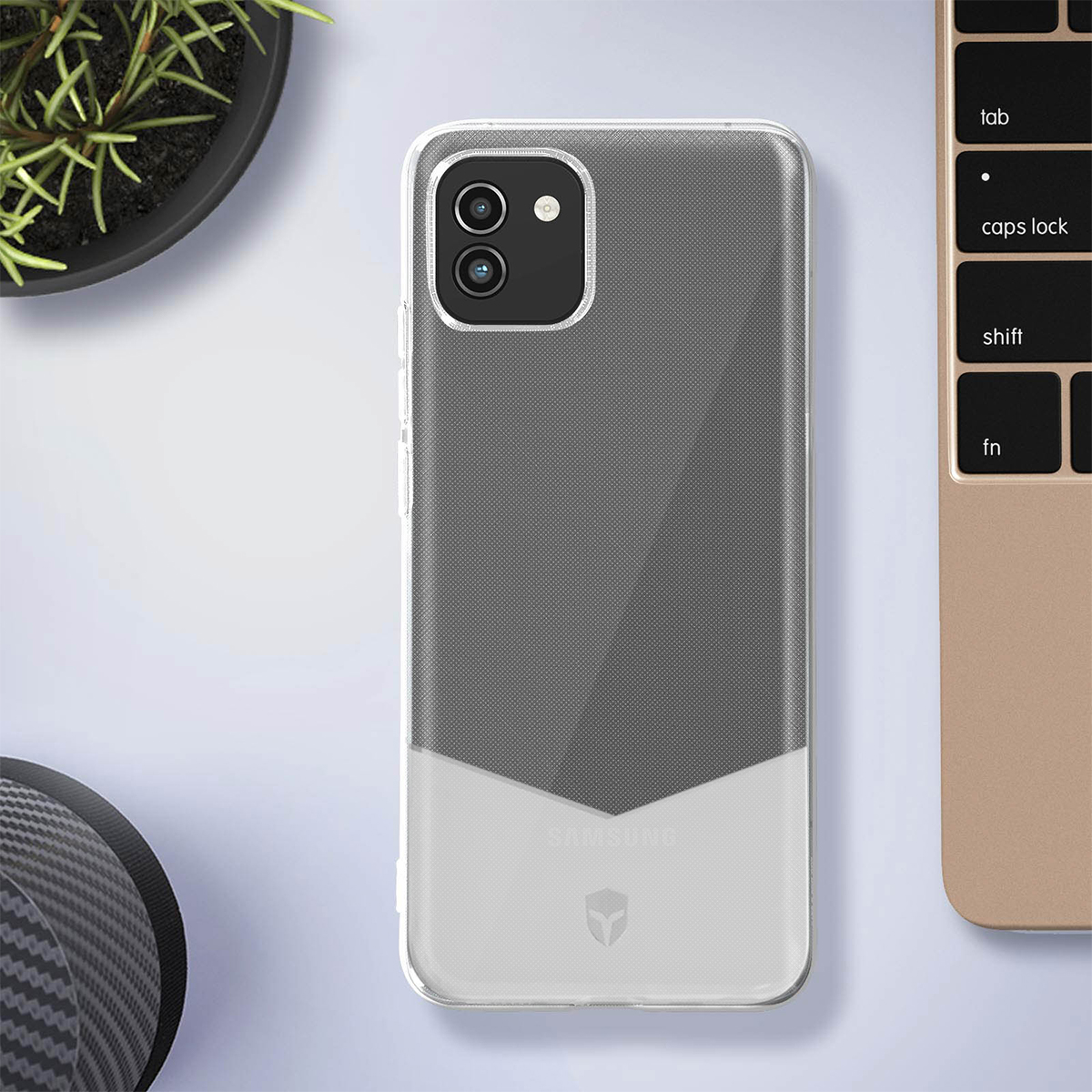 Una cover trasparente per telefono con due fotocamere posteriori è accanto a una tastiera.